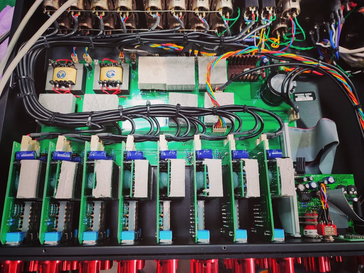 On dirait quand même vachement du nougat..
#pheonixaudionicizer16mk2
#audiorepair
#workbench
#electronicrepair
#coffee