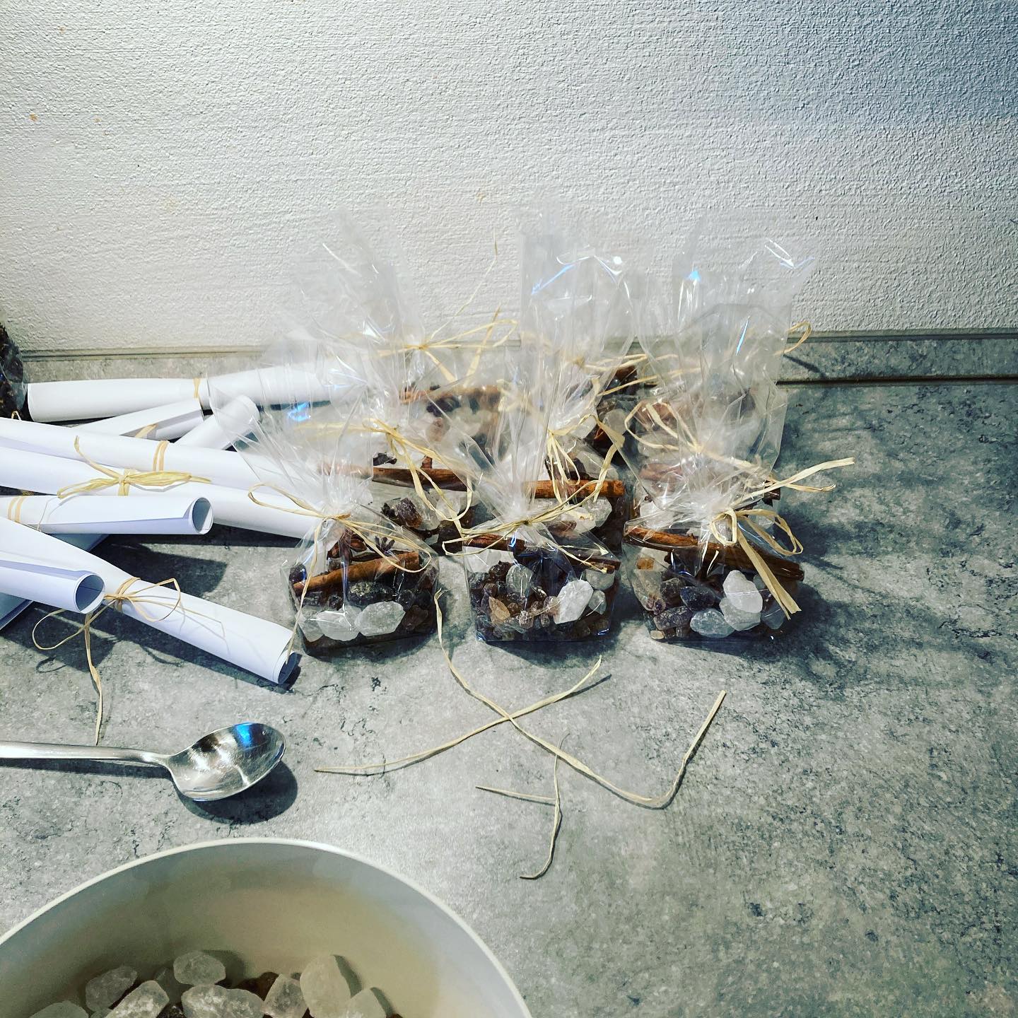 Beim Weihnachtspakete packen... 🎅🏼🎄✨#christmas #glühwein #weihnachtsgeschenke