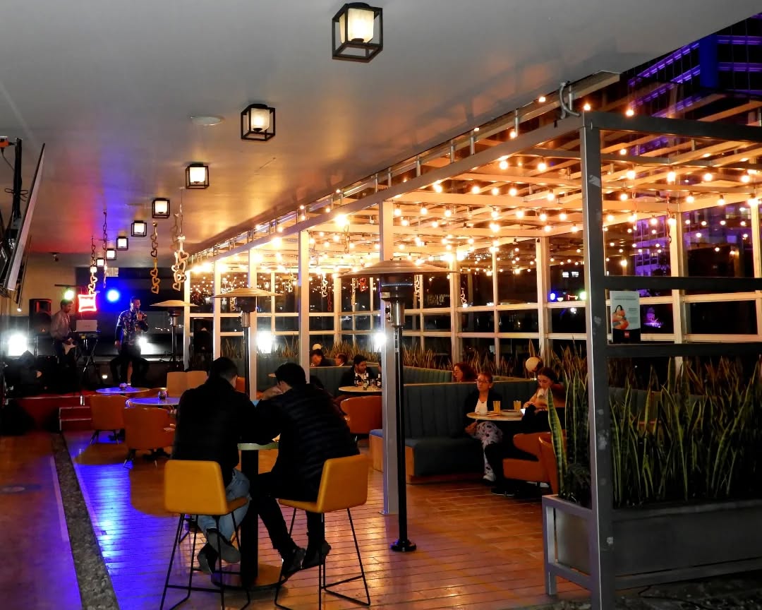 En Ibis Bogotá Museo las noches de jueves y viernes se viven diferente.
Música en vivo en la terraza Ibis Music, para disfrutar, bailar y comer delicioso con Q Ceviche.
Y esta noche Orquesta Completa.
Los esperamos.
#planesbogotá #rumbaenbogotá #Bogotá
