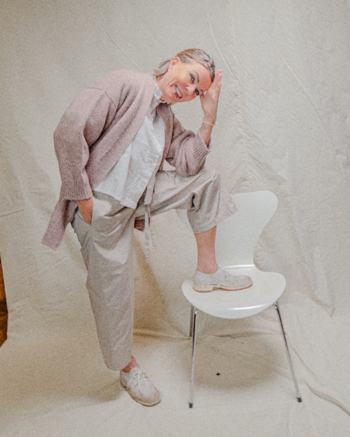 SPRING…
Allmählich nähern wir uns milderen Temperaturen, was sich auch im Material dieser schönen, soften Strickjacke von @johnstonsofelgin widerspiegelt, Baumwolle/Kaschmir.
Wussten Sie eigentlich, dass @johnstonsofelgin Hoflieferant des britischen Königshauses ist?
BE A QUEEN!
#fashion #ootd #style #queen #mode