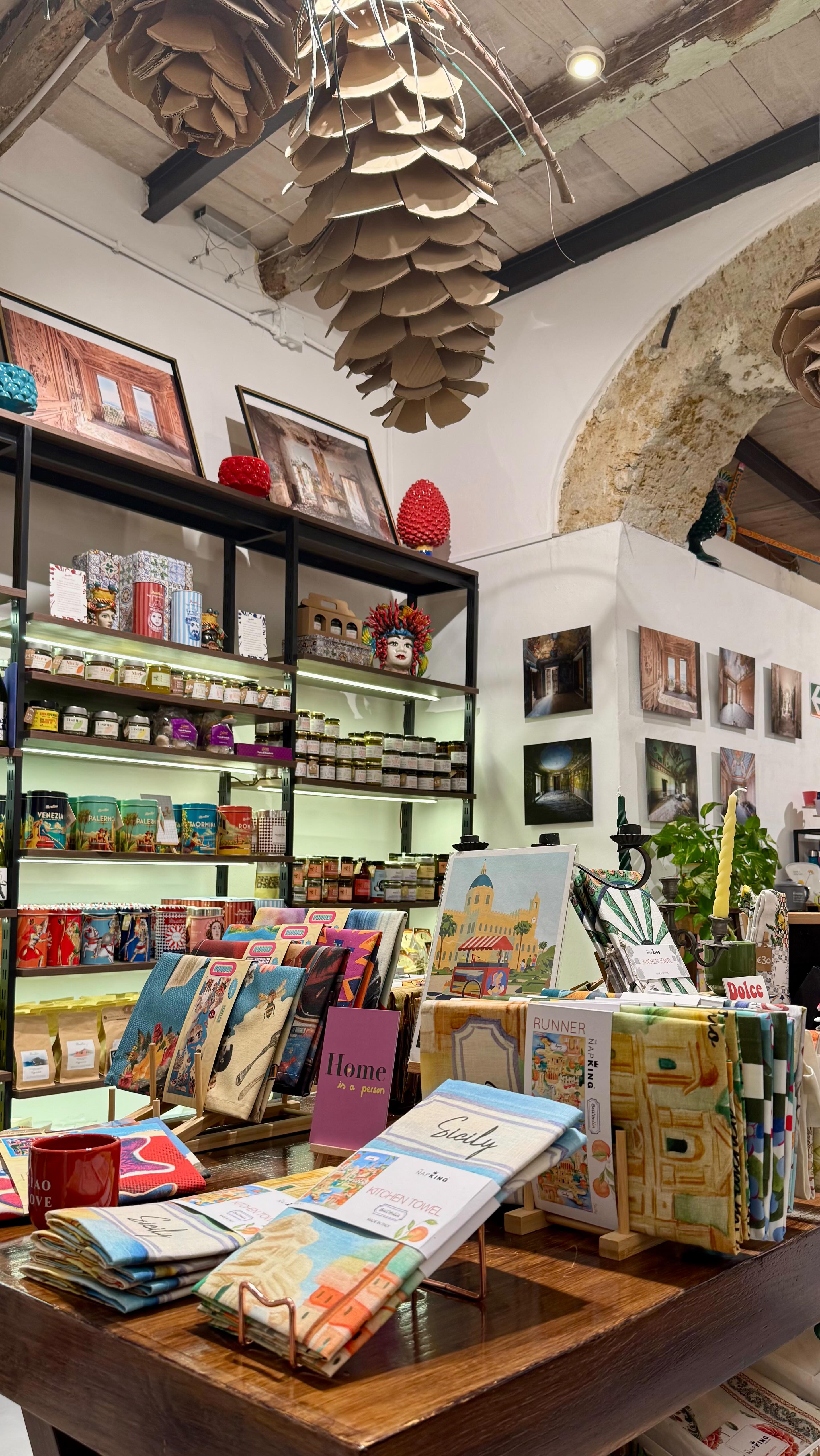 🤍 Questo non è un semplice shop, ma un luogo dove ogni oggetto racconta la Sicilia in modo nuovo.
Cultura, artigianato, design e storie che si incontrano in un’unica esperienza da vivere con calma.
Scopri la nostra selezione ✨
📍 Maravigghia Hub — Via Giovanni Meli 53, Palermo
🌐 www.maravigghiaforsicily.com
#maravigghiahub #maravigghiasicily #maravigghiapalermo