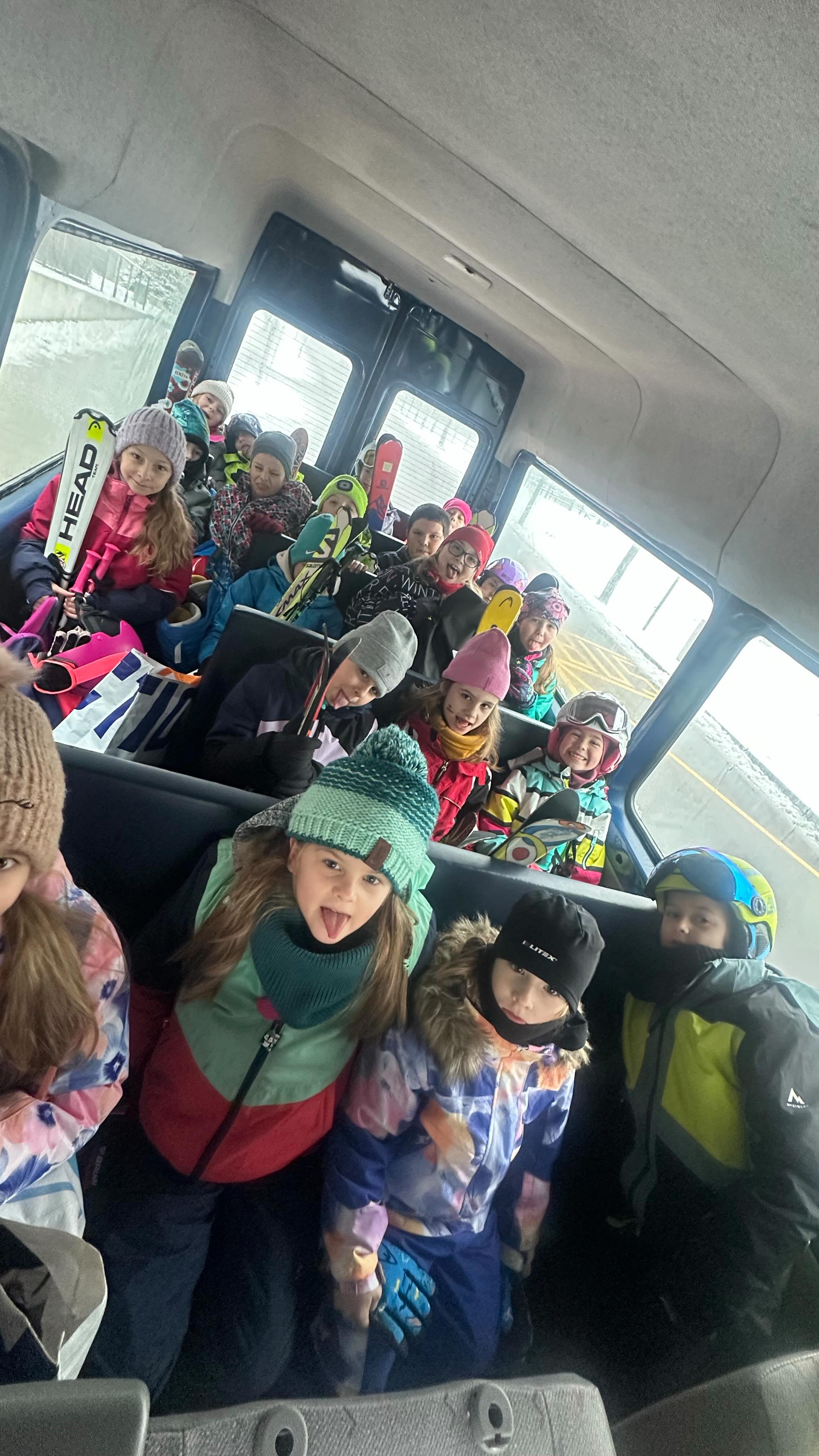 Lyžák 2026 ❤️😍 Děkujeme všem menším i větším lyžařům za nádherný měsíc plný sněhu, slunce, smíchu a radosti ve Ski areál Ještěd ⛷️❄️☀️
Bylo úžasné sledovat první obloučky, velká zlepšení, odvážné jízdy i upřímnou dětskou radost. Každý úsměv na svahu za to stál!