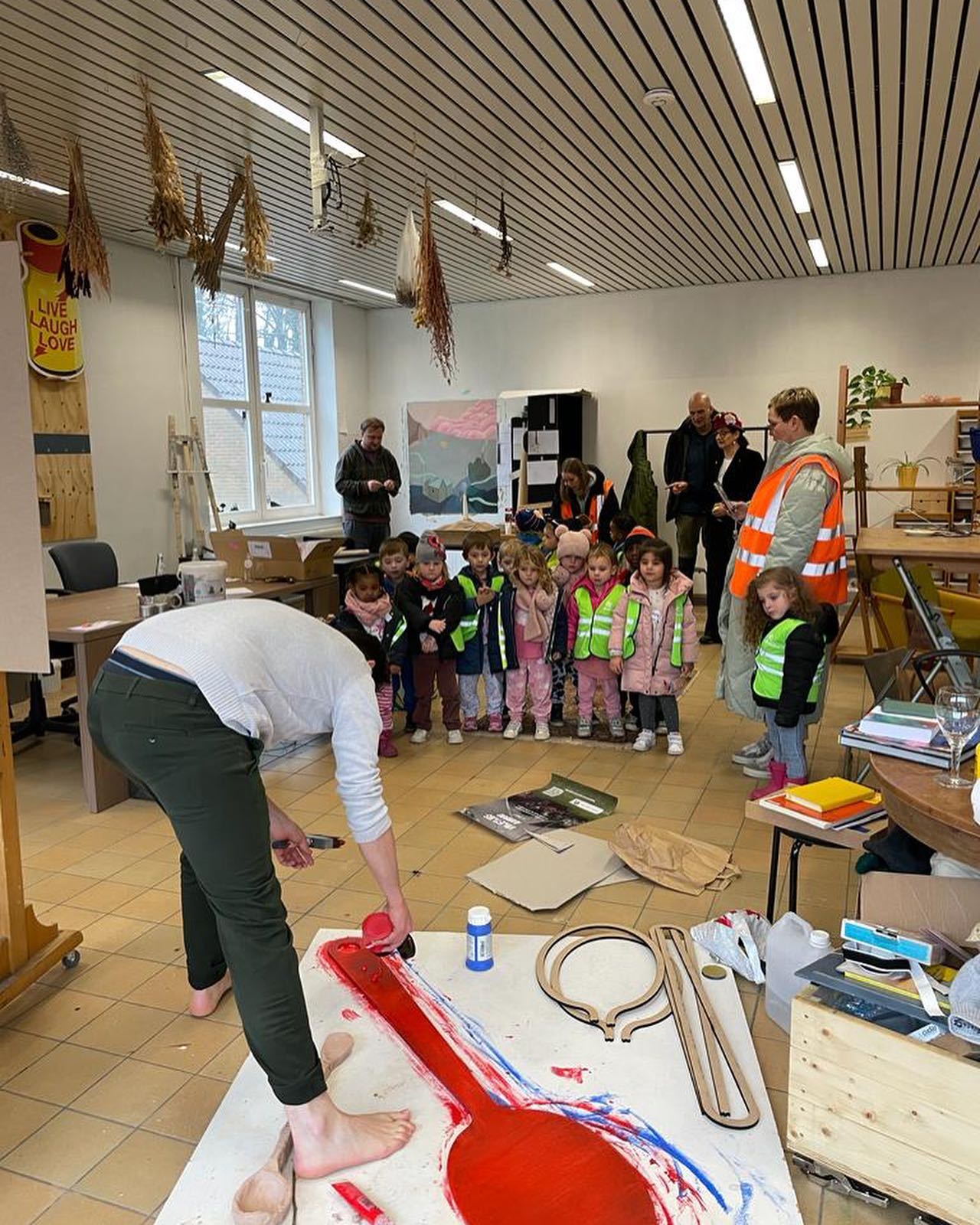 🖌Fieldtrip Friday✏️
Afgelopen vrijdag vulden onze gangen zich met het geluid van kinderstemmetjes. Kleuters van Wonderwijs kwamen een kijkje nemen in de ateliers van kunstenaars en creatieve ondernemers. Alvast veel inspiratie voor de toekomst!
@atelier_ode
@alien_ink.1
@eleganthaarstijl @moodbirds22 @vegan_jaimy @supernapie @dannie_nijsmans @studio_wolligheid
.
.
#moktamee #décreatievehubvandekempen #herentals #makers #creativecommunity #creatieveondernemers #tattoostudio #juwelenopmaat #kapper #ateliers #meubelstoffering #ambachten #fieldtripfriday