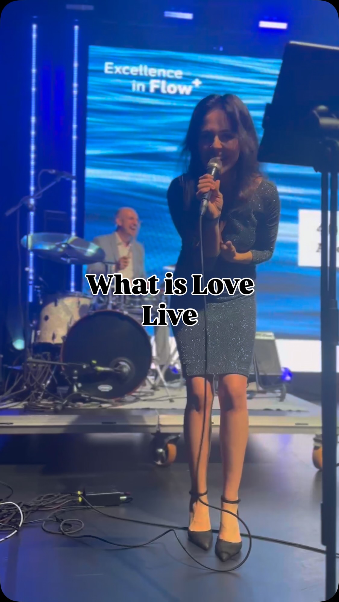 Trommelwirbel 🥁🥁🥁…..Bitte absoluter Fokus auf unseren Drummer @hermann_aigner der hier seine Skills im Hintergrund auspackt, die Freude und Spaß sind ihm dabei sichtbar ins Gesicht geschrieben 😍 Unser 90‘s Medley ist übrigens eines unserer Favorites im Set 😍💘 #livemusic #eventband #liveband #drums #drummer