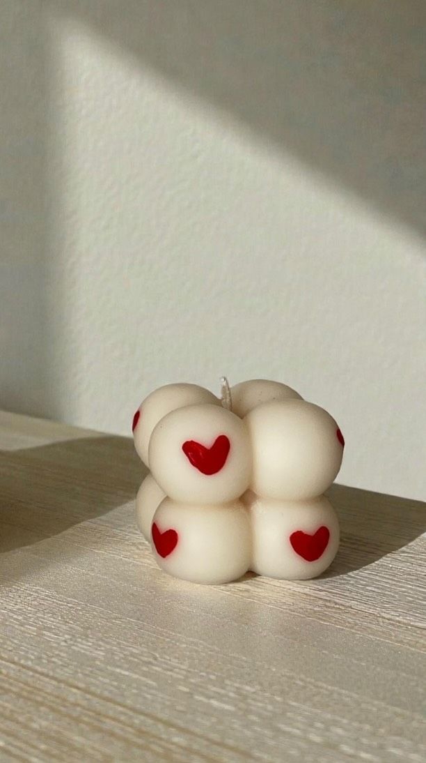 Gastgeschenke 💍: Du planst deine Hochzeit und suchst noch nach einer besonderen Kleinigkeit für deine Gäste? Unsere Mini Bubble Kerzen sind eine stilvolle und zugleich persönliche Idee.
Jede Kerze wird von uns von Hand gegossen und kann auf Wunsch passend zu eurem Farbkonzept individuell verziert/gegossen werden – zum Beispiel mit zarten Herzdetails.
Schreib uns gerne und erzähl uns von euren Vorstellungen – wir gestalten eure Gastgeschenke ganz nach euren Wünschen. ✨♥️
#laviaatelier #gastgeschenke #hochzeit #gastgeschenkefürjedenanlass