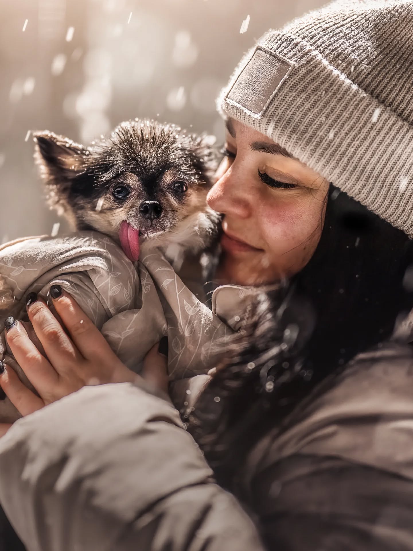 Mit einer alten Hunde-Omi zu leben bedeutet...
• dass dein Herz zu rasen beginnt, jedesmal wenn sie stiller da liegt als sonst oder dich nicht an der Tür begrüßen kommt.
• sich bewusst zu werden, dass ihr manche Dinge zum letzten Mal gemeinsam unternimmt. ❤️
Man arbeitet sich von Ziel zu Ziel.
Ach, den 15. Geburtstag zu feiern wär noch toll - ach 1 Mal noch den Sommer erleben.. etc.
• dass sie einfach unerwartet beginnt zu bellen & du absolut nicht weißt was sie gerade möchte. Du freust dich aber, wenn du merkst, dass sie ihr Leben noch gerne lebt ❤️
• sie zu tragen, rein, raus, hoch, runter, rüber.
• Verzicht, weil die Zeit mit ihr nun mal wichtiger ist. ❤️
• über seine eigenen Grenzen zu gehen & alles in Kauf zu nehmen damit es ihr gut geht. ❤️
• sich immer wieder Sorgen zu machen wenn sie wegkippt weil ihre Füßchen zu schwach sind.
Man lernt jeden Tag zu schätzen & ist dankbar für jede einzelne Sekunde, die sie einem noch begleitet ❤️
Fotos: @riaputzker