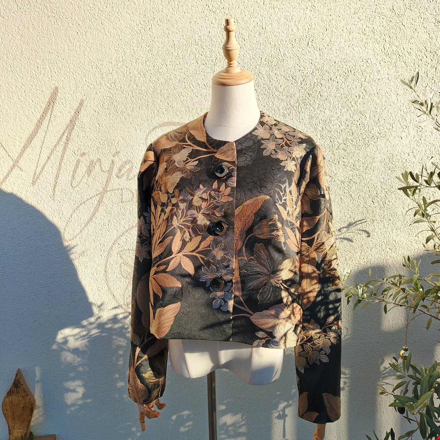 Brokatjacke für festliche Anlässe
.
.
.
#selfmade #design #sobeautiful #brokat #flowers