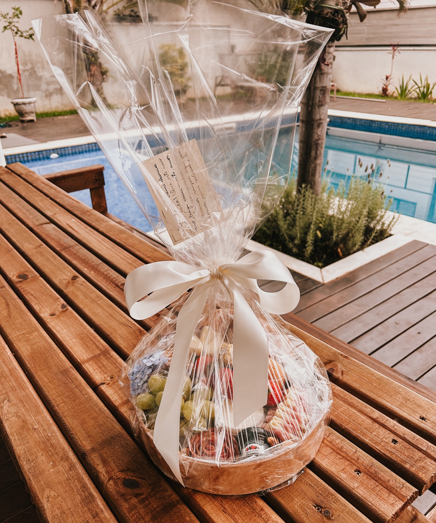 Cada encomenda que recebemos é especial pra nós, fazemos com carinho, amor e muito cuidado, afinal, receber um presente desses deve ir acompanhado de muito sentimento.
Se você escolher a Le Bloom, tenha certeza de que irá acompanhado de sentimentos bons até a pessoa que você escolheu presentear. ❤️