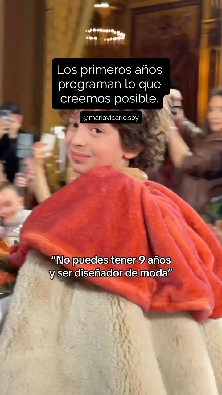 A los 9 años, Max Alexander presentó su colección en la Fashion Week de París.
Tiene talento pero hay algo más profundo:
Los primeros años de vida son el período donde se construye nuestro mapa emocional.
Ahí aprendemos:
🤍 Qué es posible para nosotros.
🤍 Cuánto espacio podemos ocupar.
🤍 Si nuestra creatividad es bienvenida o si debe esconderse.
Nuestros padres y cuidadores se convierten en nuestros primeros espejos.
🪞En ese espejo se forma la narrativa interna que después repetimos durante años.
La diferencia puede estar en el don, la capacidad pero sin dudas está en la identidad que se permitió aflorar.
🧠 La buena noticia es que el cerebro mantiene plasticidad toda la vida y las narrativas que aprendimos pueden reescribirse.
Porque el talento abre puertas.
Pero es tu identidad es quien las cruza.
💃🏽 En La Patrona trabajamos la narrativa de la infancia desde una mirada propositiva. Sin culpables.
Porque los hechos pertenecen al pasado.
Pero la interpretación dicta quien sos.
Ingresás desde la Bio🙌🏼
María
#autoconocimiento #narrativainterna #mindset #lapatrona @couture.to.the.max
