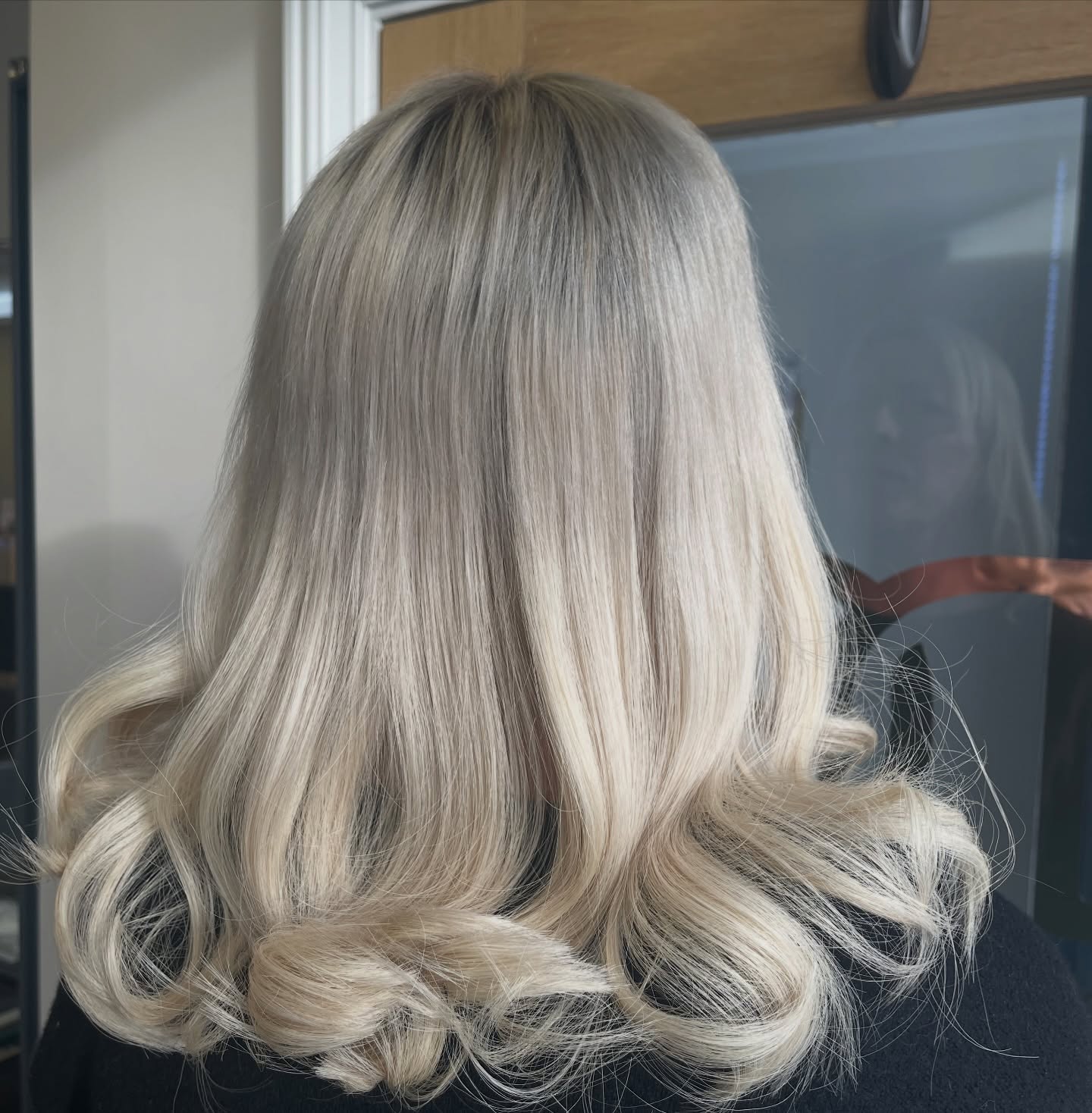 When you take your clients hair from short to this!
We added just over 1 pack of hair extensions to achieve this look to create length, thickness & volume for Isabel 🫶🏻
Using @beautyworksprofessional in shades Frost and Molly-Mae Glacier Blonde ✨
#hairextensionspecialist #hairextensionist #cheshire #beautyworks #altrincham