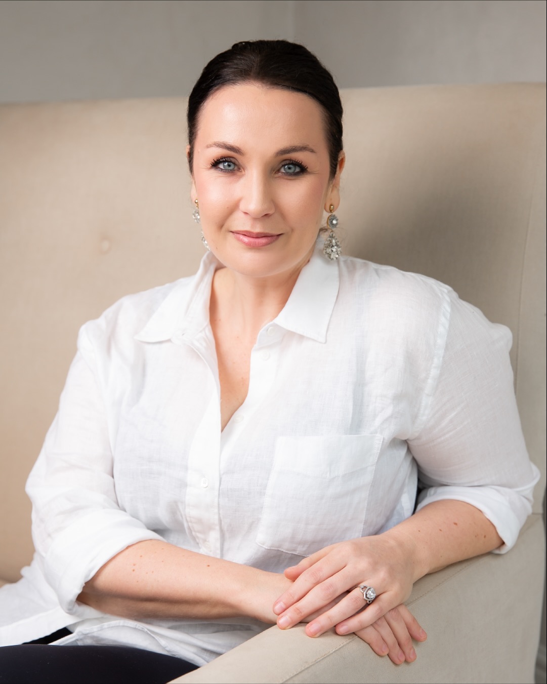 Meet the Humans of Lyftaal ✨
Say hello to Annemarie Scholtz 🌿
As our Administrator, her warmth and gentle presence are felt in every guest interaction.
When we asked Annemarie what she loves most about Lyftaal, she said:
“My favourite thing about Lyftaal is that here you can just kick off your shoes, leave your worries at the door and take time for yourself – just be – Lyftaal gives our clients and ourselves the opportunity to recentre, and I think this is so rare in a busy world. There are so much love, joy, compassion and nurturing between these walls.” 💛
We’re so glad your joy shines through in everything you do, Annemarie — you’re truly part of what makes Lyftaal feel like home.
#HumansOfLyftaal #Lyftaal #Paarl