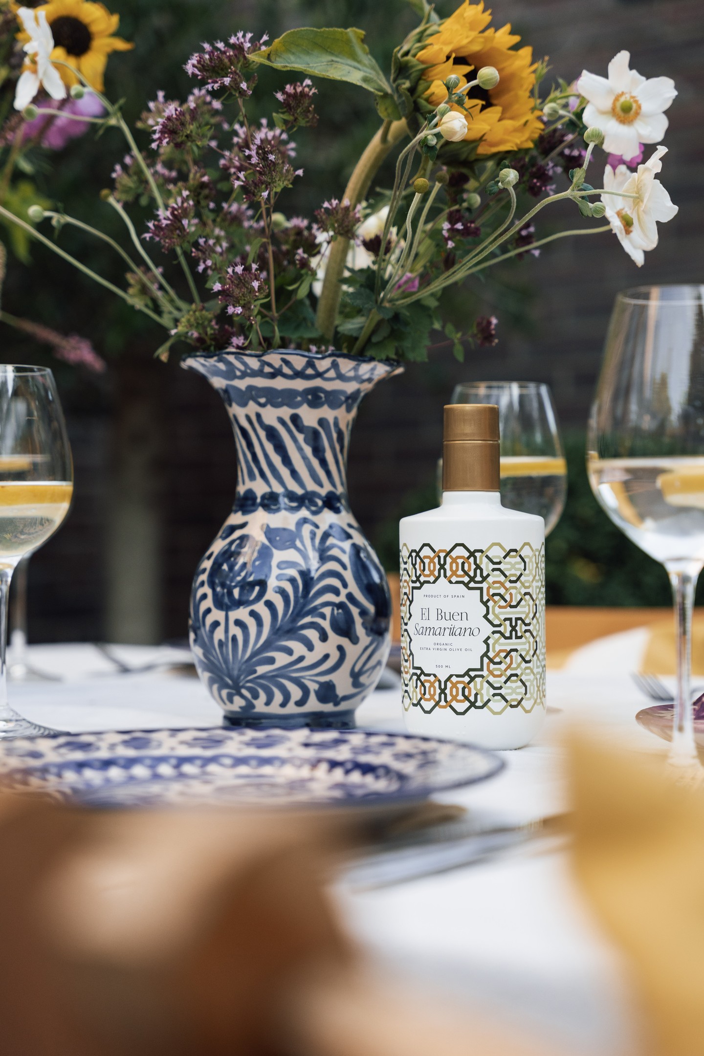 Langzaam zien we steeds meer zonnestralen verschijnen. ☀️
Een goed moment om de mediterrane sfeer ook in de keuken te halen. Met onze extra vierge olijfolie breng je pure smaak naar je bord, bestel vandaag nog en maak in een handomdraai een heerlijke frisse salade!
Servies: @coas_ceramica_
#ExtraVierge #MediterraneSmaak #Olijfolie #Zonnestralen #Salade
//
Poco a poco vemos aparecer más rayos de sol. ☀️
Es un buen momento para llevar el ambiente mediterráneo a la cocina. Con nuestro aceite de oliva virgen extra, llevarás el sabor puro a tu plato: ¡haz tu pedido hoy mismo y prepara una deliciosa ensalada fresca en un abrir y cerrar de ojos!
#VirgenExtra #SaborMediterráneo #AceiteDeOliva #RayosDeSol #Ensalada