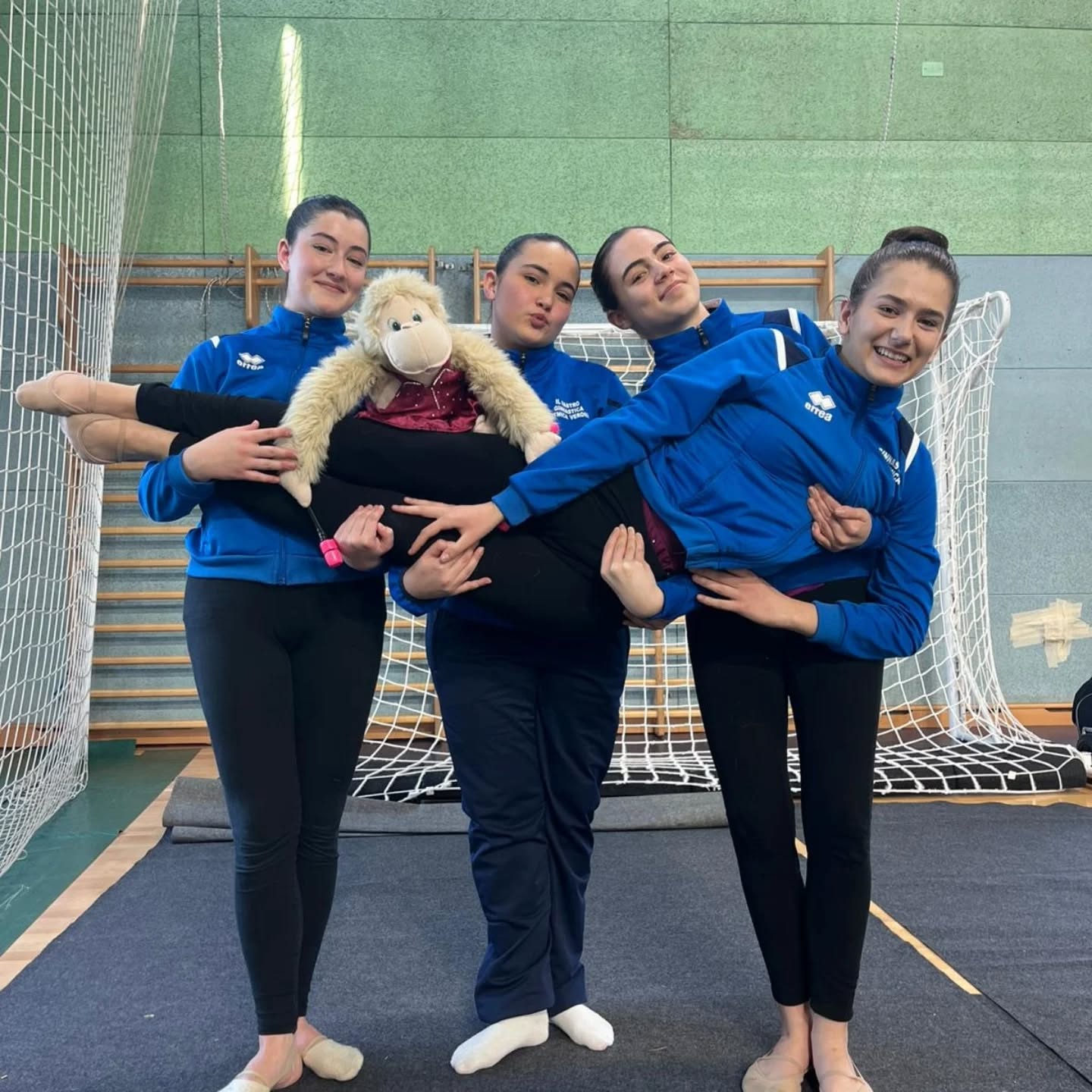 Al termine di questo fine settimana di gara facciamo i complimenti alle nostre ginnaste LB di Volon per l'impegno messo in questa seconda prova individuale!!! Ci sono state delusioni ma anche molte soddisfazioni!! Perché fare sport non vuol dire arrivare sempre sul podio.. ma dimostrare di saper migliorarsi!! BRAVE RAGAZZE!!!!!
2 podi per noi:
Sofia 1° CLASSIFICATA palla
Bianca 3° CLASSIFICATA clavette