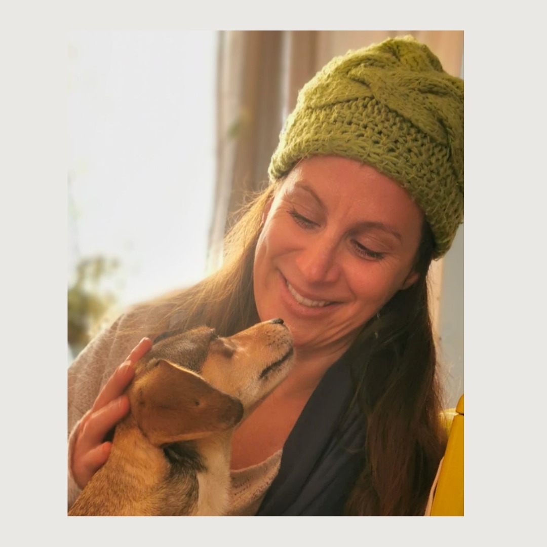 Om verlies dient gerouwd te worden. Verlies/verlating is een groot thema in mijn leven. Een overgenomen pijn uit de familielijn van mijn moeder. Zij heeft als baby al groots verlies door de dood gekend. Ik - niet voor niets – heb als baby ook de dreiging gevoeld om mijn moeder te verliezen. De verlatingsangst was er al vroeg ingeprent.
Zo was de toon gezet voor verlating en verlies in mijn leven. Mijn grootste angsten werden werkelijkheid. Tot mijn vaders overlijden had ik echter nog nergens om gerouwd. Eigenlijk had ik ook geen idee wat dat werkelijk inhield. Het concept kende ik uiteraard wel, en vanuit mijn hoofd kon ik ook wel iets bedenken over een rouwproces. Dit was dan ook waar ik me na zijn dood aan vastklampte; het mentale aspect van rouw. Ik kocht stapels boeken, las alle artikelen op internet die ik hierover kon vinden. Checkte wekelijks met mezelf in welke ‘rouwfase’ ik zat. Het werd een obsessie, of noem het gerust: denkverslaving. Ironisch genoeg, om rouwgevoelens niet toe te hoeven laten.
Op het diepste gevoelsniveau rouwen is volgens mij waar veel mensen stagneren. ‘Je moet toch verder met je leven,’ is wat er vaak wordt gezegd. In mijn ervaring is het helender om even helemaal niet verder met je leven te gaan, maar het verlies echt te nemen. Alleen is dat verre van comfortabel, en is er ook veiligheid nodig om gevoelens toe te kunnen laten.
Alle niet genomen rouw wordt op een later moment wel getriggerd. Of komt bij een ziel in de familie terecht die in staat is de pijn te doorvoelen. Ook ik ben zo'n uitverkorene. Mijn ziel is hier om de pijn van verlating op een diep niveau te helen.
#verlatingsangst #verlies #rouw #rouwverwerking #heling #verdriet #divinefeminine