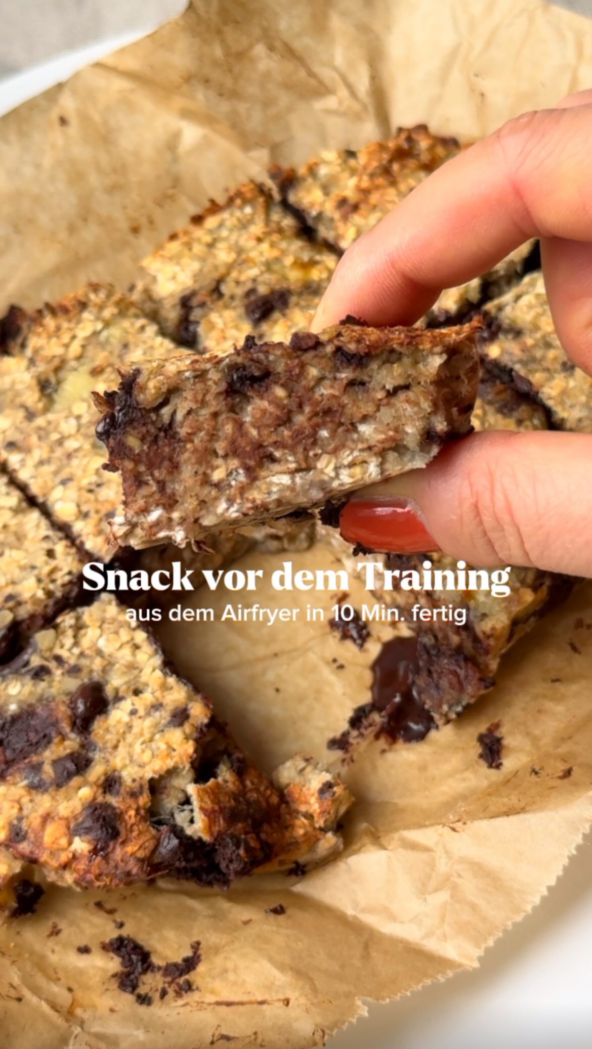 Anzeige II Mein aktueller Lieblings-Snack vor dem Training aus dem Airfryer! Schnell, einfach & die perfekte Konsistenz! Schmeckt einfach so gut!!🤭
Ein gut geplanter Snack vor dem Training kann einen riesigen Unterschied machen. Genau solche schnellen Optionen helfen im Trainingsalltag dabei, nicht unversorgt in die Einheit zu starten oder spontan etwas zu wählen, das man weniger gut verträgt.
Nur 4 Zutaten & in 10 Minuten in meinem Cosori TurboBlaze Air Fryer gebacken @cosori.deutschland
Alles was du brauchst:
2 reife Bananen
1 Prise Salz
130g feine Haferflocken
30g Zartbitterschokolade, 85% Kakaoanteil
Zubereitung:
Bananen in einer Schüssel mit einer Gabel zerkleinern, Haferflocken und Salz dazugeben und gut vermengen. Die Schokolade unterheben. In eine ofenfeste Form geben und dann im vorgeheizten Airfryer für 10 Min. bei 180°C backen. Rausnehmen und in einer Dose mit Deckel aufbewahren.
#CosoriTurboBlaze #Cosori #TurboBlazeairfryer #sporternährung #snackidee