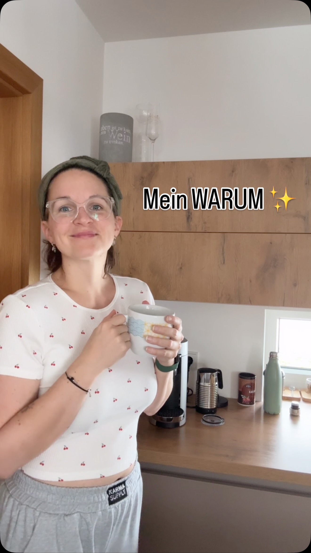 Ich habe mich bewusst entschieden, mein Business neu auszurichten.
Nicht aus Mangel.
Sondern aus Verantwortung.
Verantwortung für meine Familie.
Für meine mentale Ruhe.
Für meine Vision.
dōTERRA bedeutet für mich nicht „Produkte verkaufen“.
Es bedeutet:
– Qualität, die ich selbst täglich nutze 👌🏻
– Rituale, die mein Nervensystem regulieren 🕉️
– Düfte, die mich erinnern, langsamer zu werden 🐢
– Werkzeuge, die mich tiefer fühlen lassen 🫶🏻
Ich arbeite nicht mit etwas, das ich nur empfehle.
Ich arbeite mit etwas, das ich lebe.
Ich verkaufe keine Öle.
Ich begleite Frauen in mehr Verbindung.
In mehr Ruhe.
In mehr Freiheit.
Und ja! Ich baue mir damit bewusst eine stabile Einkommensbasis auf.
Weil Freiheit nicht nur ein Gefühl sein darf, sondern auch Struktur braucht.
Wenn dich das berührt,
wenn du spürst, dass du mehr fühlen willst statt funktionieren - dann melde dich bei mir 🤍
Freiheit beginnt im Nervensystem und darf sich auch auf deinem Konto zeigen!
#meinwarum #doterrabusiness #unboundsouls #fühlenstattverkaufen #miriambirngruber