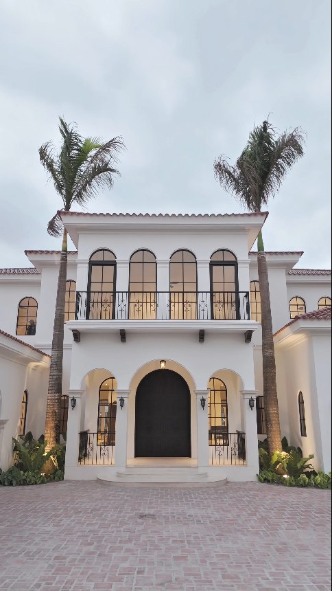 Desde la primera línea trazada hasta el último detalle colocado, cada espacio fue pensado como una experiencia completa. En esta residencia de inspiración española, hicimos que la arquitectura abra paso a interiores cálidos, materiales nobles y una narrativa donde el diseño, la ejecución y el styling dialogan en armonía. Más que una casa, es un proceso cuidadosamente guiado donde cada textura, cada luz y cada proporción construyen una forma de vivir el lujo con naturalidad.
From the first line drawn to the final detail placed, every space was conceived as a complete experience. In this Spanish-inspired residence, we made the architecture to givd way to warm interiors, refined materials, and a narrative where design, execution, and styling move in harmony. More than a home, it is a carefully guided process where texture, light, and proportion come together to define a natural expression of luxury living.