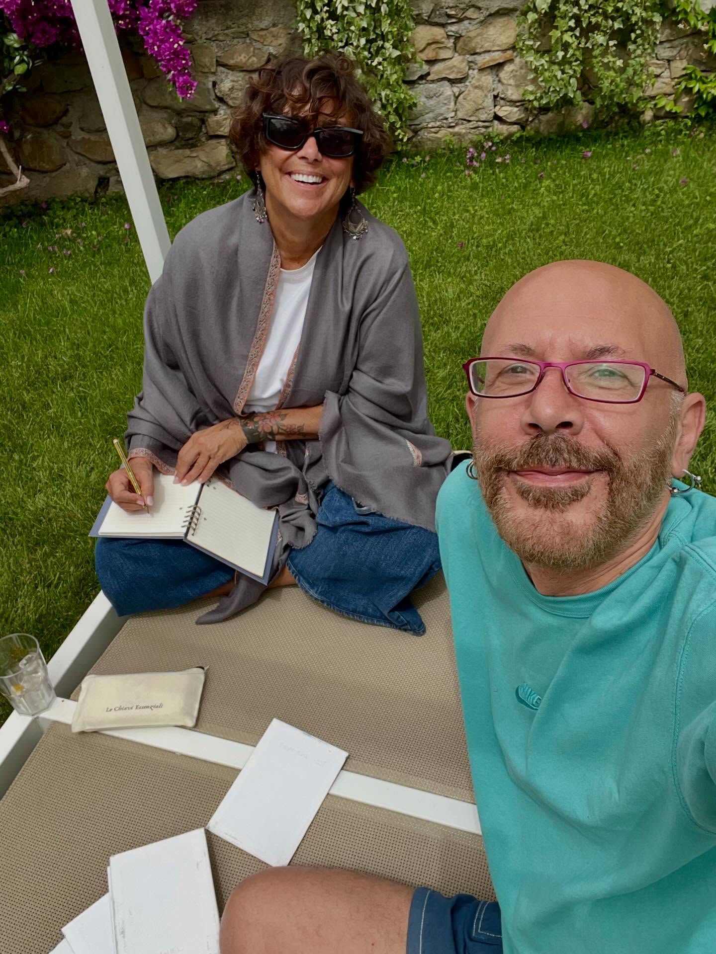 Giugno 2024
Tre giorni in Liguria.
Mare davanti, quaderni sulle ginocchia, le tele degli Angeli sparse tra noi. Le guardavamo una alla volta e scrivevamo quello che succedeva dentro. Niente di preparato. Solo quello che nasceva mentre le osservavamo. A volte restavamo in silenzio, a volte una frase arrivava all’improvviso e la fermavamo lì, su un foglio. Rigorosamente a matita.
Prima di quel momento però c’è stato il laboratorio.
Il tavolo pieno, i barattoli aperti, il colore steso piano, il tempo che si allarga quando dipingo. Ogni segno è passato dalle mani, dal respiro, da una concentrazione che non saprei spiegare meglio se non dicendo che ero tutto lì.
Questo progetto è fatto di questo.
Mani, sguardi, parole scritte a matita.
Tempo condiviso. Nessuna fretta.
Totale fiducia.
Il 26 | 02.20 | 26 per noi ora non è solo una data.
È il punto in cui tutto questo si è incontrato con voi.
E mi fa sorridere pensare che è iniziato così,
seduti per terra, con il mare davanti e un quaderno aperto sul cielo.
Grazie dal ♥️