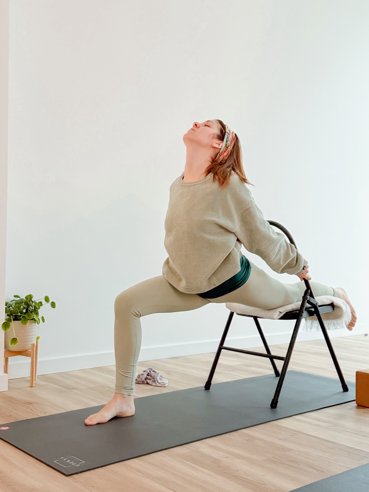 𝒘𝒆𝒆𝒌𝒔 𝒂𝒈𝒐 ✨ 𝚕𝚊 𝚟𝚒𝚍𝚊 𝚎𝚗 𝚎𝚕 𝚎𝚜𝚝𝚞𝚍𝚒𝚘
Estas dos últimas semanas ha sido un no parar en lo personal y un disfrutar de lo profesional porque sí, hay veces (la mayoría), que encuentro mi respiro en las clases, en veros y en “desconectarme” de todas las obligaciones de la vida adulta.
Peeero, esa ha sido la principal razón para no compartiros todo lo que se ha estado moviendo estos días en la sala y quería como os dije hace unas semanas, dejar todo lo bonito que ocurre aquí ancladito para revivir y recordar con cariño 🤍
1️⃣ + 2️⃣ Mente abierta, corazón abierto 🫀
3️⃣ Clases lentas pero con sabor intenso
4️⃣ No es del estudio pero... ¿cómo es este mini modelo que nos hemos buscado?
5️⃣ Savasanas al terminar el día... bálsamo para continuar
6️⃣ Mi práctica continúa y se transforma por día que pasa
7️⃣ Las clases con silla, de las favoritas del mes
8️⃣ Clases con pocos alumnos, clases que también hay que enseñar porque se disfrutan de la misma manera
9️⃣ La vida que sigue aunque no estemos presente los fines de semana 🌱
Gracias por acompañarnos siempre, es un placer enorme poder sentirme en casa rodeada de todos vosotros 💐