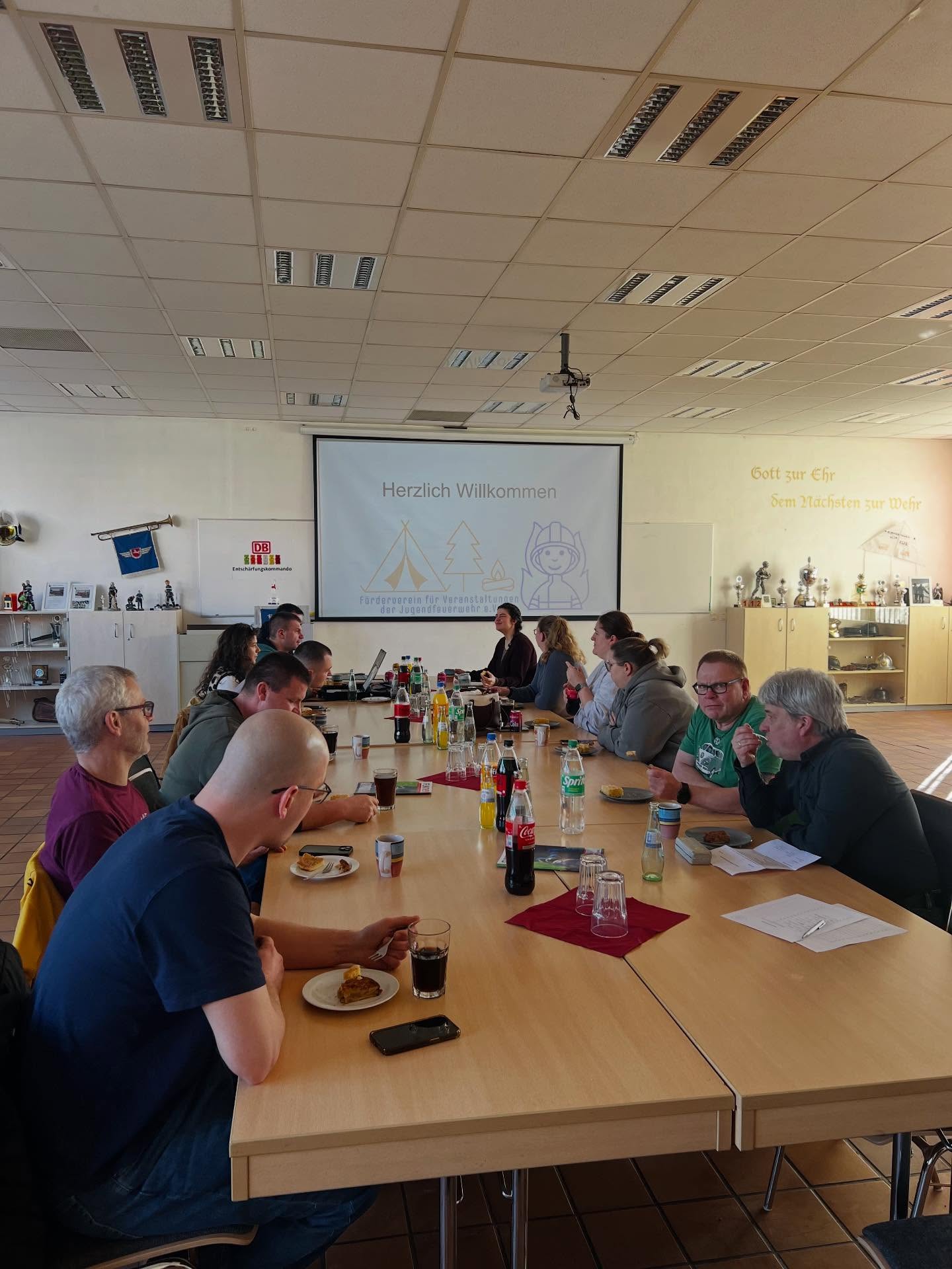 Mitgliederversammlung des Fördervereins im Feuerwehrhaus Elze 🚒🧯
Der Vorsitzende Patrick Schmuhl spricht in seinem Bericht über das vergangene Jahr.
Es wurde unter anderem ein Aufstellpool, eine Slackline und eine Eismaschine für das Zeltlager beschafft. ⛺️ 🍦
Das kam bei den Kindern sehr gut an.
Außerdem wurde ein Anhänger zum vereinfachten Transport und Lagerung der Vereinsmaterialien beschafft. 🚒
Für das kommende Jahr steht wieder das Pfingstzeltlager im Mai und das Sommerzeltlager im Juli an. Erfreulich ist, dass für dieses Jahr ein paar zusätzliche Feuerwehren ihr Interesse bekundet haben, was für uns natürlich das größte Lob ist. ☺️
Wir freuen uns auf das Jahr 2026 ☺️🥳