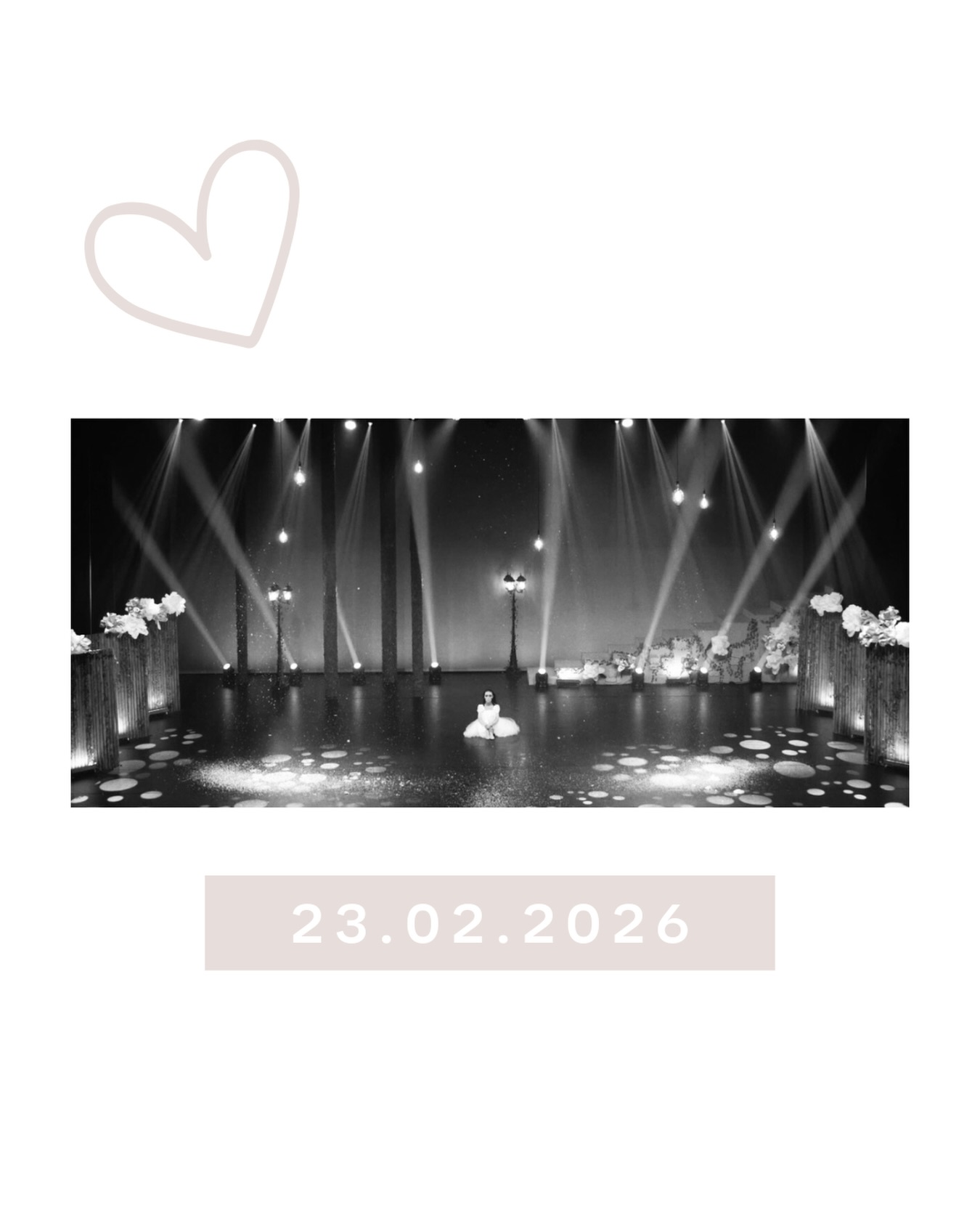 ✨ L’autre jour, j’ai partagé en story l’idée de faire un Sound Bath dans un théâtre. Avec 300 participants.
Juste un rêve, en passant. Et j’ai été surprise du nombre de réactions…
Certains ont ri. D’autres ont préféré « me raisonner », par gentillesse. Pour que je ne prenne pas un risque fou. Parce que le projet ne semble pas très réaliste.
Ça m’a amusée.
J’ai eu cette conversation de nombreuses fois dans ma vie. Probablement parce que je rêve souvent un peu trop grand. Et parce que je ne sais pas très bien fonctionner autrement.
La plupart des évènements et des projets importants dans ma vie ont commencé exactement comme ça. Par un « C’est impossible ».
Seulement voilà, je reste convaincue que c’est faux. Beaucoup de choses sont très difficiles à obtenir, et demandent une sacrée dose de patience, de travail, de résilience, de motivation. Beaucoup de sacrifices, de doutes, d’erreurs, et de nuits blanches. Mais non, elles ne sont pas « impossibles ».
✨ Nous sommes donc le 23 février 2026. Et sachez donc qu’un jour je ferai un Sound Bath dans un théâtre. Avec 300 participants.
Ce jour-là, on pensera peut-être que j’ai de la chance. Et ce n’est pas bien grave. Vous et moi, on se fera un clin d’œil, parce qu’on saura.
Je vous embrasse et je vous souhaite une merveilleuse semaine.
Croyez en vos rêves… mais surtout, faites en sorte de les réaliser.
💛