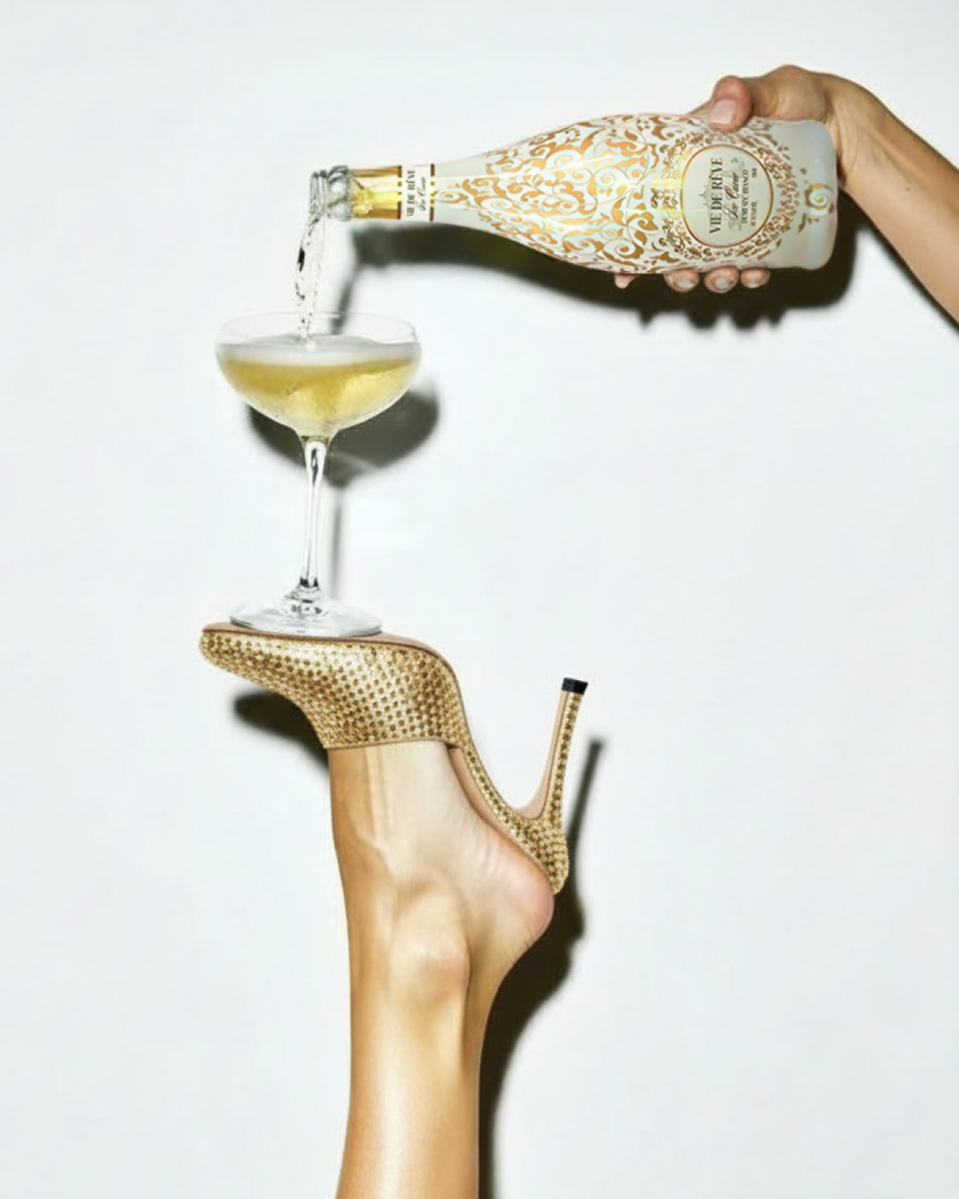 A little balance, a little sparkle, and a lot of attitude.
Because the dream life is all about the details. ✨🥂
#VieDeRêve #SipTheDream #EffortlessLuxury