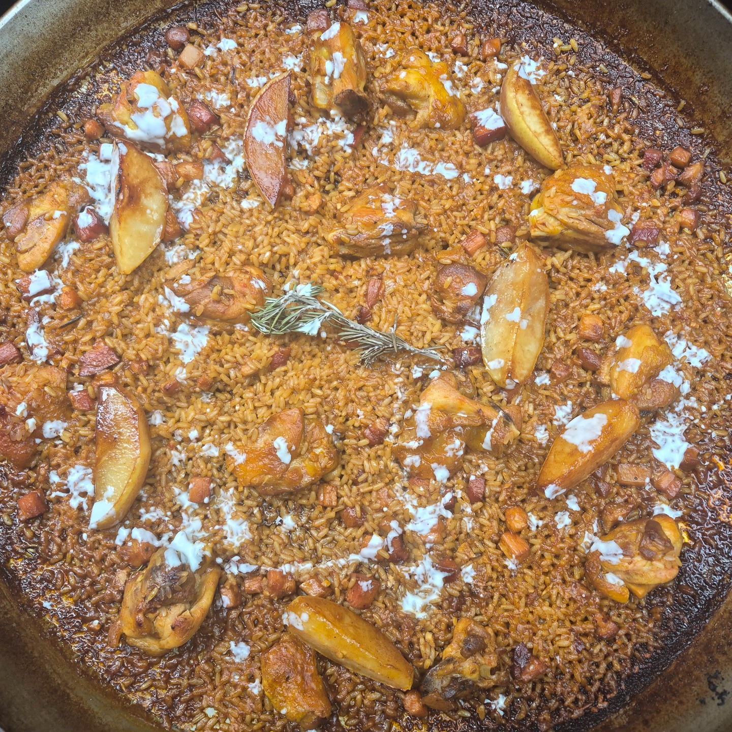 Arroz con pollo dorado, tocino crujiente, peras confitadas que aportan ese dulzor elegante… y una salsa de queso roquefort que abraza todo con carácter.
Dulce, salado, cremoso, crujiente.
Equilibrio perfecto entre potencia y sutileza.
Aquí no se cocina por costumbre.
Se cocina para provocar.
¿Te atreverías a probarlo? 👀
#ArrozLobito #ArrozConIdentidad #PaellaCreativa #CocinaConCarácter #SocarratLovers #ArrozGourmet #FoodieMX