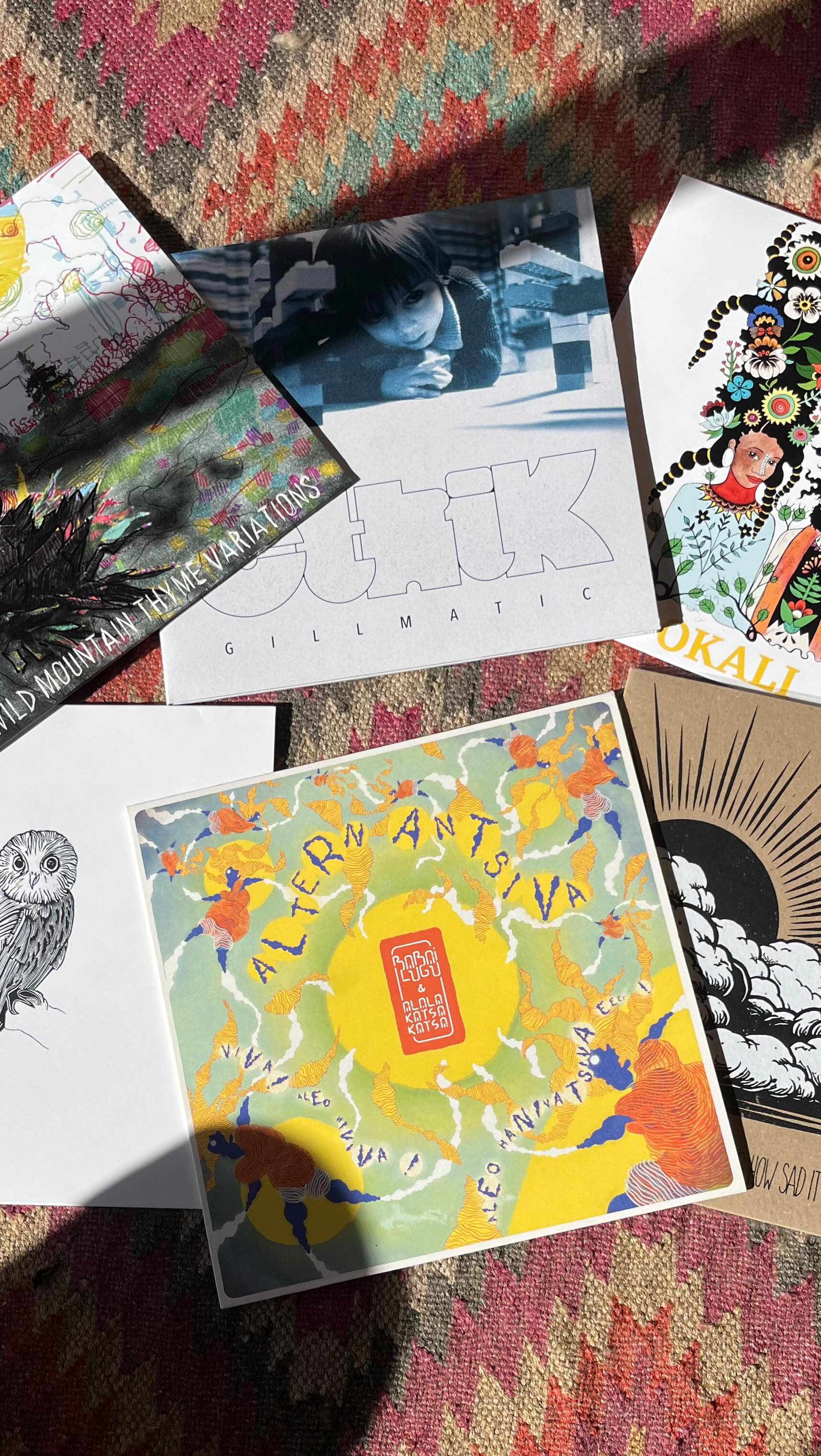 ✨ Aujourd’hui, Les Disques Garcia mettent à l’honneur les projets réalisés par des artistes locaux 🎶
Tour d’horizon des pépites pressées :
1️⃣ Okali – EP Okali @okalimusic
Un projet décliné en 3 couleurs : disque vert, blanc et noir 💚🤍🖤
2️⃣ Astromilk – NOBODY KNOWS HOW SAD IT IS TO BE THE SUN @astro_milk
Une édition avec disque blanc ou noir, sobre et percutante ⚪⚫
3️⃣ Babai Lugu & Alala Katsa Katsa – Altern’antsiva @babailugu.music
Un disque full black accompagné d’une pochette colorée vibrante 🎨
4️⃣ Gillmatic – Ethik
Un double projet en gatefold, avec 2 inserts pour une immersion totale 📀📀
5️⃣ Galen Hartley – Wild Mountain Thyme Variations @hartleyviolins
Un pressage full black avec insert
6️⃣ Noesya – Histoires Noesya
Un projet tout en blanc, accompagné d’un livret 16 pages 📖
Soutenez la scène locale et faites tourner ces merveilles sur vos platines 💿✨
#LesDisquesGarcia #Vinyle #ArtistesLocaux #MusicLovers #PressageVinyle