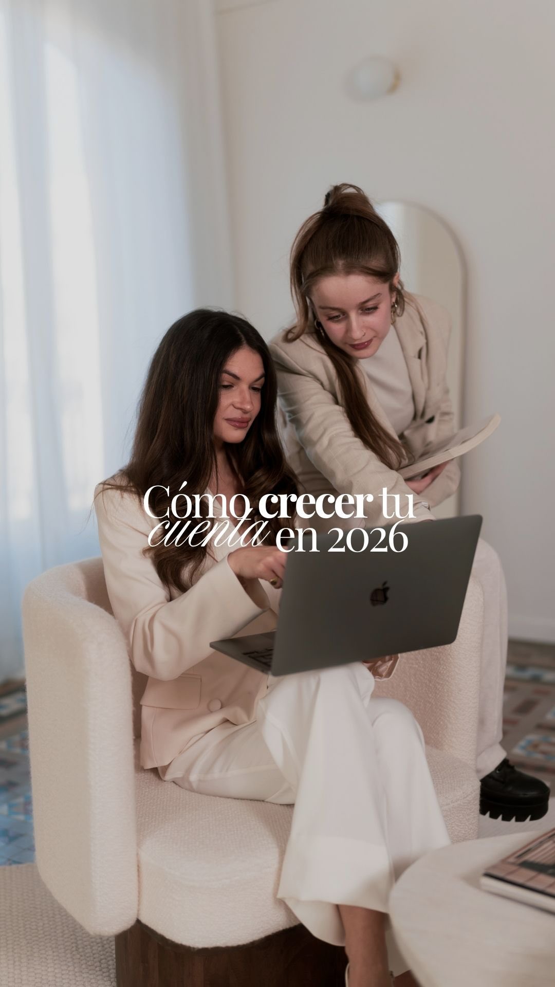39M de publicaciones analizadas ¡Y esto es lo que casi nadie está usando para crecer en Instagram en 2026! 🤍
No son opiniones. Son datos reales del Estudio de Redes Sociales 2026 de Metricool.✨
Lo más importante:
📲 Carruseles > Reels
Casi nadie los está usando…Y el algoritmo los muestra varias veces, por eso tienen más visibilidad que muchos reels.
La clave no es elegir uno
La estrategia que mejor funciona es combinar carruseles + reels.
📈 Stories = crecimiento
Las cuentas que publican stories crecen un 28 % más. La media es 8/semana (nosotros usamos mínimo 12).
Hay saturación de contenido. No se trata de llegar a todos, sino de conectar con tu público objetivo.
¿Quieres el estudio completo? Comenta “Metricool” y te lo envío ✨