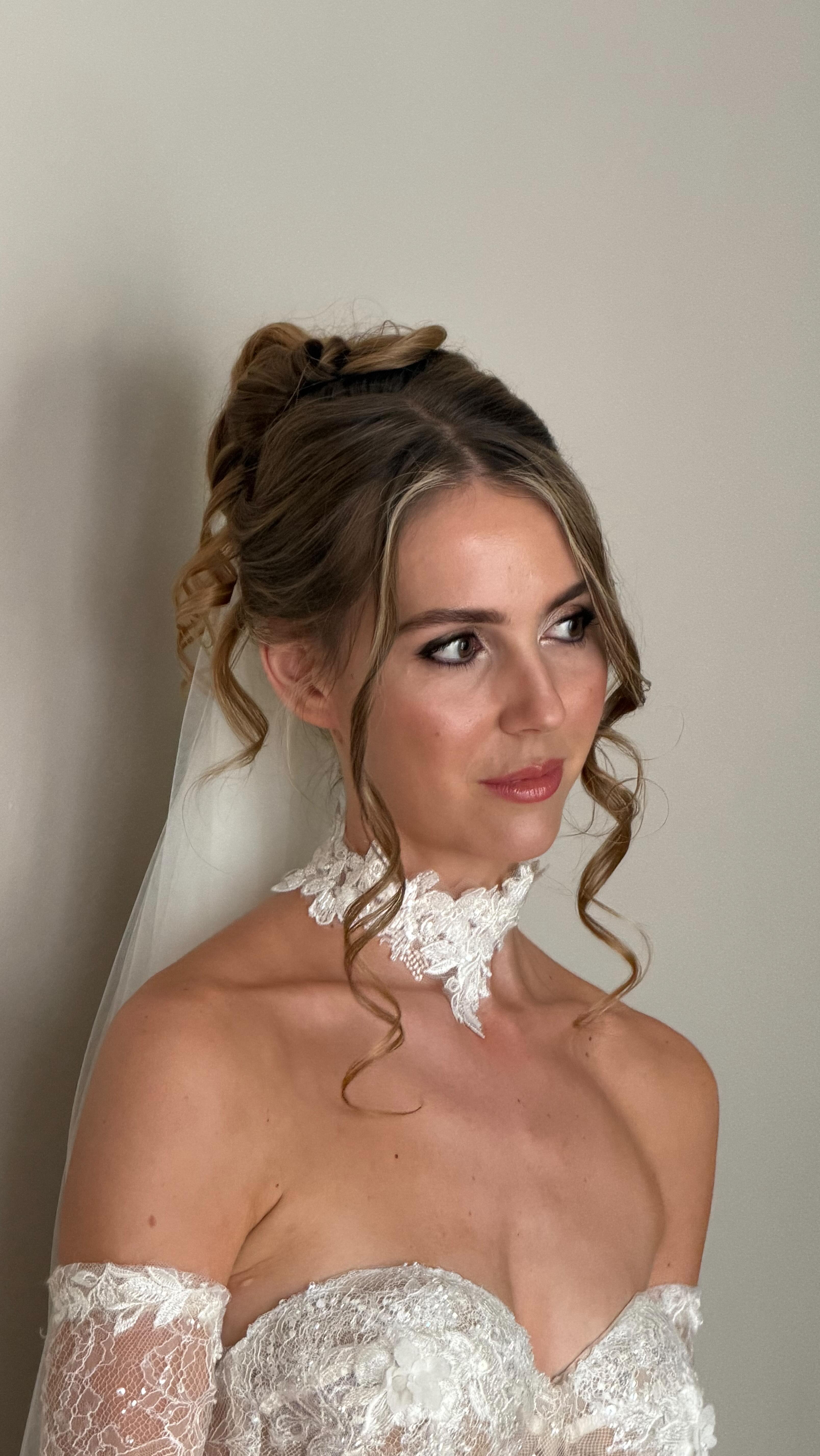 A very special bride for a very special day 🤍
Kaatje, you were pure magic — calm, radiant, and so deeply yourself.
Thank you for trusting me with such an intimate part of your wedding morning.
Forever one of those brides ✨👰🏼♀️
#bridalmakeup #bride #capetownmakeupartist #destinationwedding #fyp