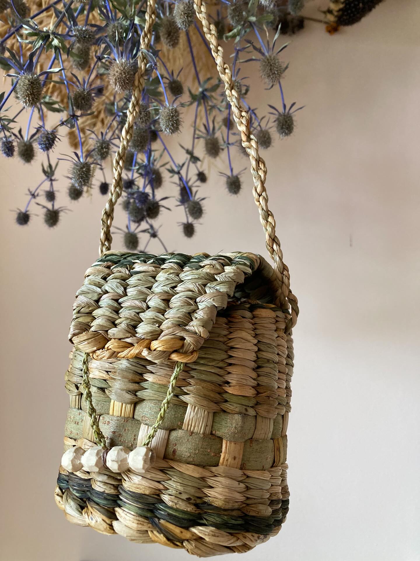 Dreaming of making more foraging baskets. This beauty is made from rush, willow bark and cocosmia leaves with an over the shoulder cordage strap and a rosewood bead. Come and learn to make them with me this summer 4/5th July @potager_garden. See my bio for more information.
#foragingbasket #basketweaving #weaving #craftworkshop #cornwall