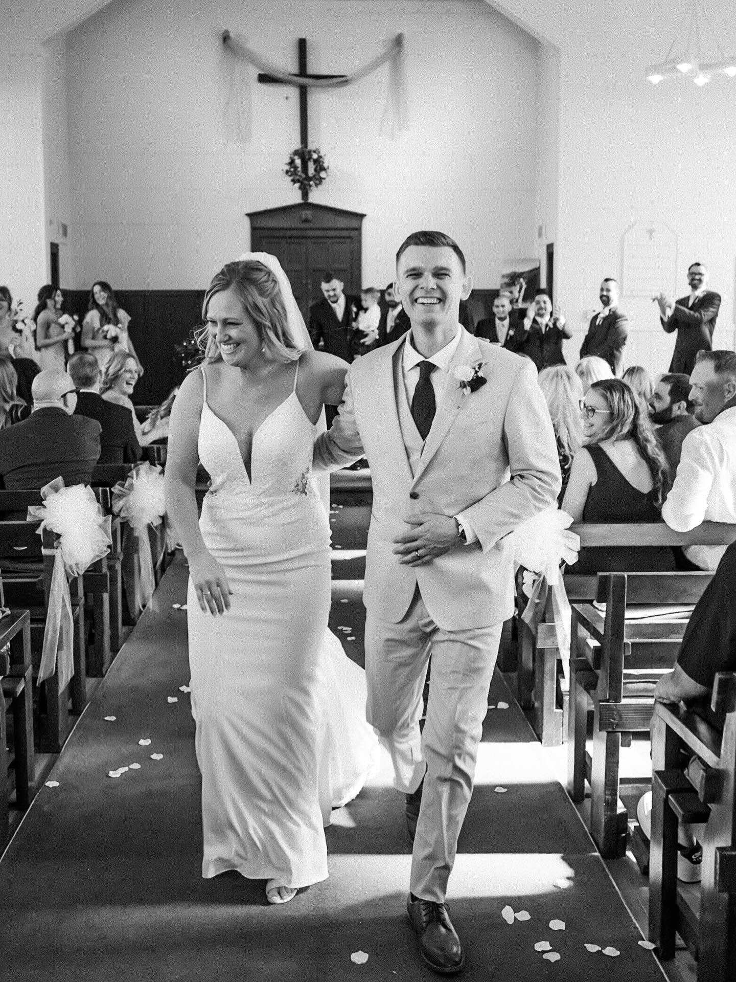 Happy 2 year anniversary Mackenzie & Ryan!
2-24-24 💍
.
.
.
Venue: @campslo
Photo: @burlapandoakphoto
Beauty: @artistry.by.jorien
DJ: @epicentertainmentinc @thoughtsdelross
Cake: @madonnainnevents @madonnainn1958
Catering: @oldslobbq
Flowers: Five City Blossoms
Sweets: @darling_sara