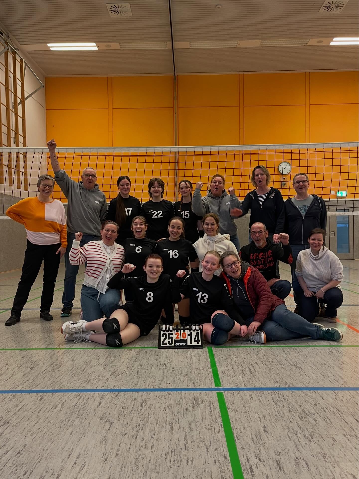 Maximale Ausbeute für unsere weibliche U16. Am Sonntag spielten unsere Mädels in Stöcken den ersten Spieltag der Endrunde der Regionsliga. Und zum Auftakt gab es gleich drei souveräne 2:0 Siege gegen Stöcken, Ilten und Wettbergen. So kann es gerne weitergehen. Ein großes Dankeschön an die vielen mitgereisten Eltern 🫶🏻
#tusaltwarmbüchenvolleyball #tusaltwarmbüchen #volleyball #einteam