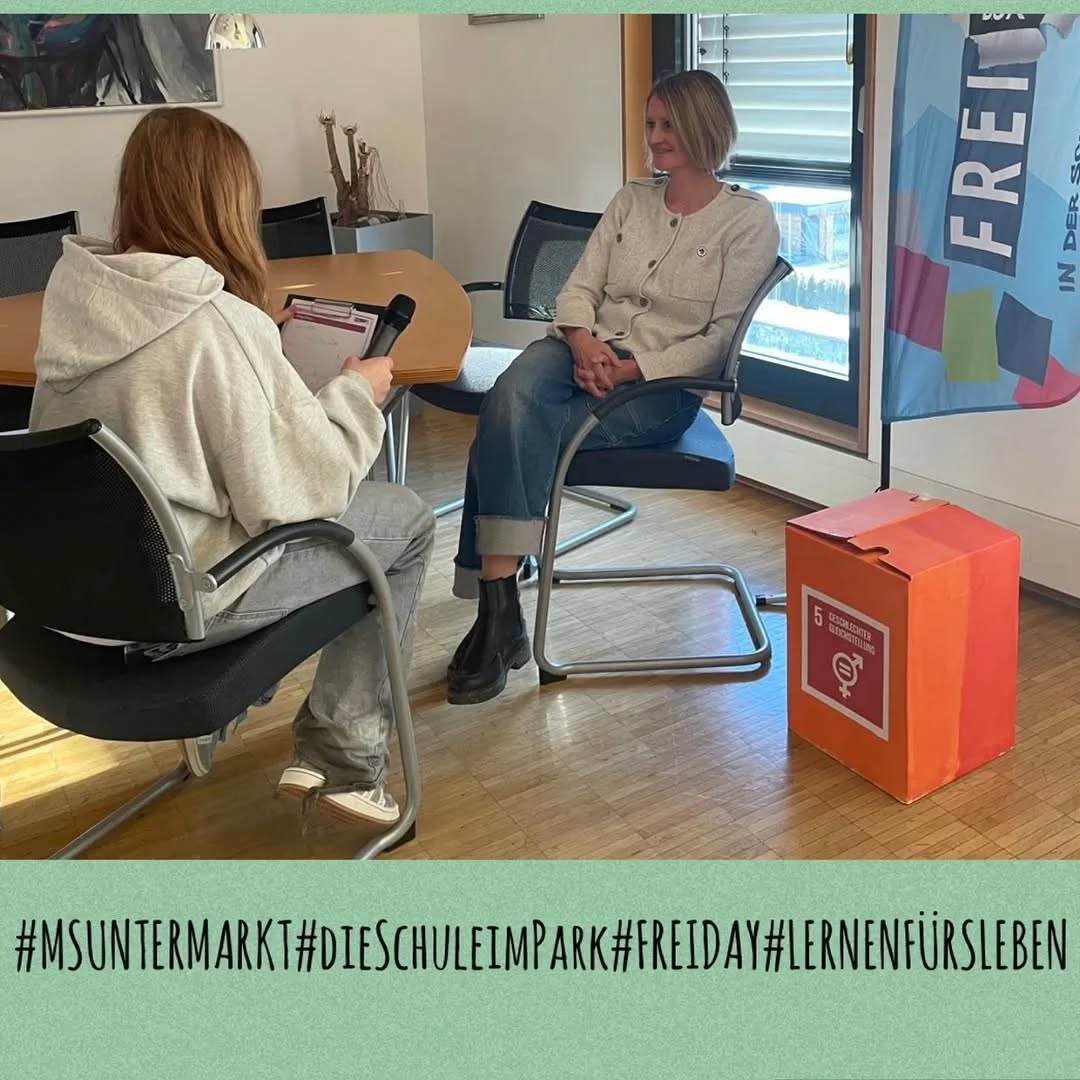 @msu_reutte Schülerinnen beim Interview mit unserer Bezirkshauptfrau Mag. Katharina Rumpf zum Thema „Geschlechtergleichstellung“.
#msureutte #dieschuleimpark #freiday