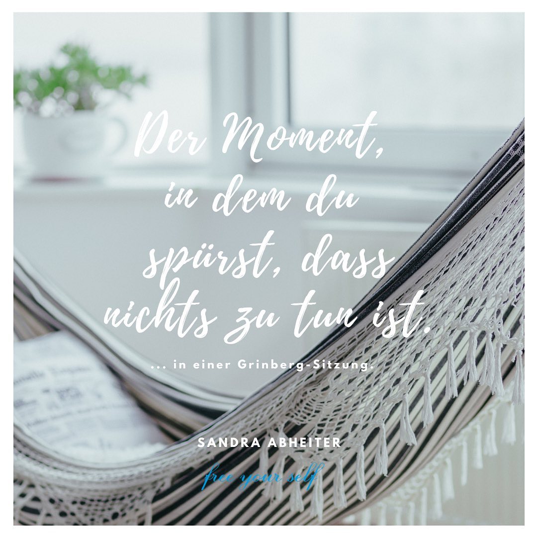 Manchmal glauben wir dringend eine Lösung finden zu müssen. Wir überlegen, wägen ab, und suchen und suchen. Wir ver-suchen das Problem zu verstehen, um es dann lösen zu können. Aber manchmal gibt es noch! keine Lösung. Der Moment, in dem du dann aufhörst zu suchen, weil du plötzlich weißt, mit dem ganzen Körper weißt, dass gerade nichts zu tun ist. Ein Einlassen auf die Passivität, ein Durchatmen! Und oft zeigt sich dann der neue Weg von ganz allein. Dann ist die Tatkraft gefragt. Aber bis dahin… gibt es nichts zu tun. #freeyoursoul #freeyourself #selfempowerment #embodiment #grinberg #lifechangetraining