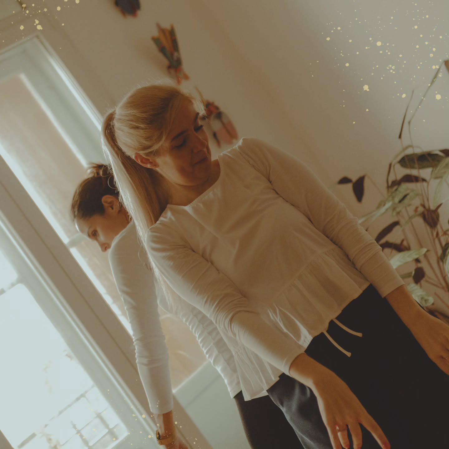 Regresso a Barcelona. 🇪🇸
Entre as obras de Gaudí, as curvas improváveis, a luz a atravessar os vitrais e aquela energia intensa de uma cidade onde tudo pulsa e acontece ao mesmo tempo.
Foi ali que me formei, há 20 anos, como Dança Terapeuta. Foi ali que estudei Arte Terapia, Músico Terapia e fiz um percurso longo e exigente em Dança Terapia. Anos de mergulho profundo, de desconstrução, de descoberta.
Barcelona foi casa.
Hoje é memória, uma memória inscrita no meu corpo.
Lembro-me de caminhar por aquelas ruas cheia de perguntas. Queria compreender a psique, a arte, o movimento. E, aos poucos, fui percebendo que não se tratava de compreender… tratava-se de experienciar.
Houve um momento em que tudo fez sentido: o movimento não era uma técnica. Era linguagem. Era acesso direto ao que ainda não tinha palavras. Era o corpo a revelar o que estava guardado, à espera de espaço.
Uma década mais tarde, foi também ali que nasceram as minhas filhas.
E desta vez caminhei com elas pelas mesmas ruas. Vi-as olhar Gaudí com a mesma curiosidade com que eu, tantas vezes, contemplava a sua ousadia e a sua liberdade criativa, a forma como confiava no orgânico, no vivo, no que não é linear.
E senti como tudo se entrelaça.
Foi ali que aprendi que o corpo sabe.
E é essa certeza que continuo a levar para o meu trabalho: quando o corpo entra verdadeiramente no processo terapêutico, algo se reorganiza de dentro para fora.
Vinte anos depois, continuo a emocionar-me com o que acontece quando alguém se permite atravessar este caminho. A presença muda. O olhar muda. A forma de facilitar transforma-se, não por acumular técnicas, mas por habitar o corpo com mais consciência e verdade.
Há um saber antigo no corpo.
E quando lhe damos espaço, ele guia-nos sempre de volta a casa.
Com Amor, ❤️
Lisa Bompastor
----
Agenda:
Especialista em Movimento Terapêutico (100h)
Facilitador de Movimento Consciente & Dança Expressiva (60h)
- Link na bio