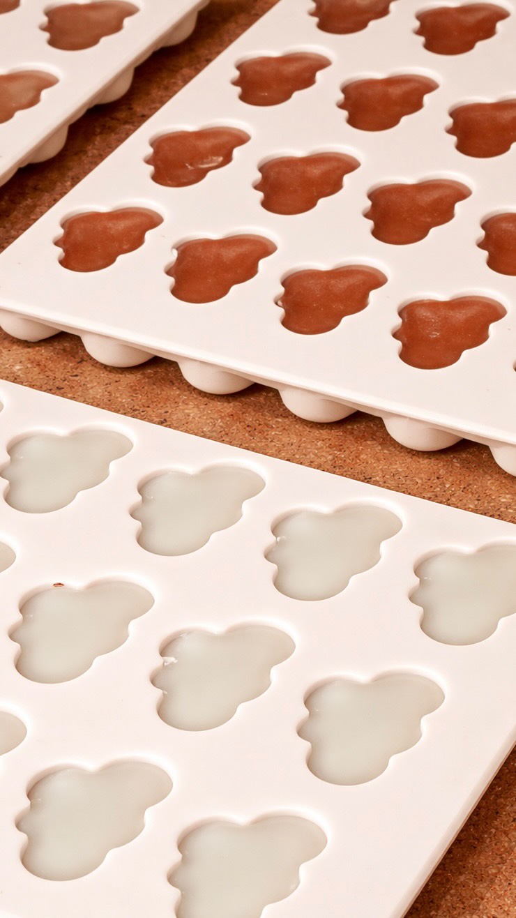 Certaines choses prennent forme doucement…
J’aime ces moments où la matière devient plus parlante que les mots, où tout se construit sans se presser ✨
Je te montre la suite très bientôt alors reste par ici 🫶🏻
#ateliermailau #bougiesparfumées #printemps #artisanatsuisse