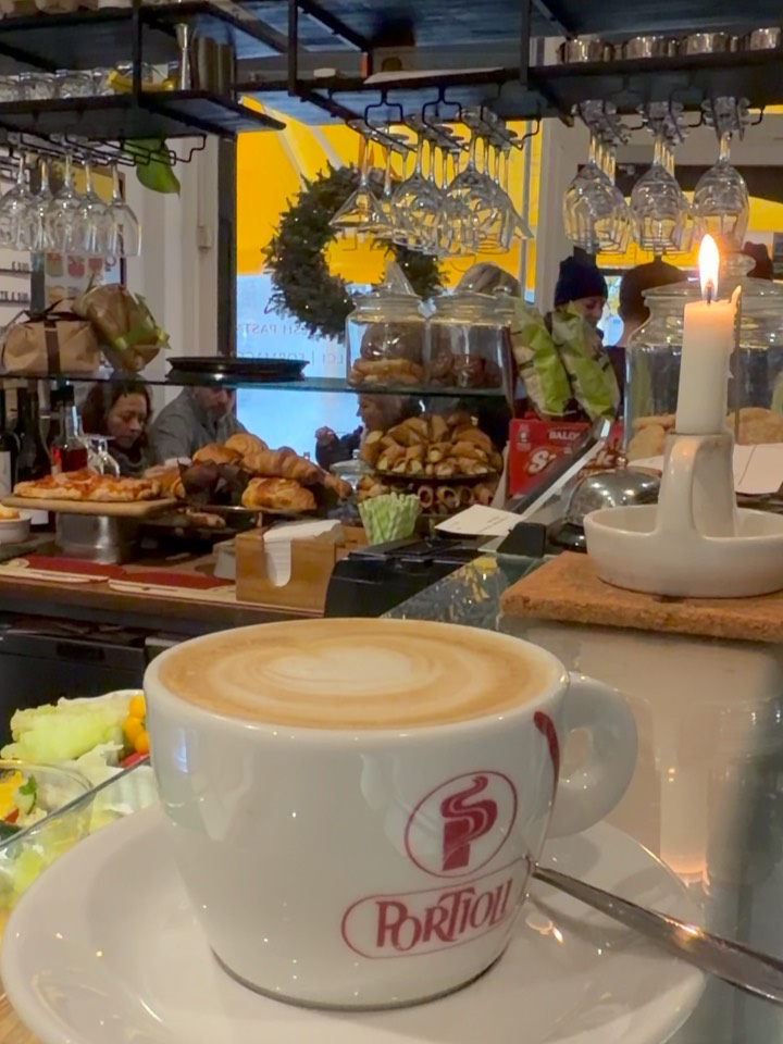 Monday called… it wants good coffee, fresh focaccia and zero cooking at home ☕🥖
Start your week the right way with us, whether it’s a quick espresso at the bar, a sandwich to go, or a slow lunch with a glass of something nice. We’ve got you.
Pop in, bring a friend, or swing by on your lunch break.
#KensalRise #ItalianDeliLondon #FreshPastaLondon #LondonLunchSpots #ᴍᴏɴᴅᴀʏᴍᴏᴏᴅ