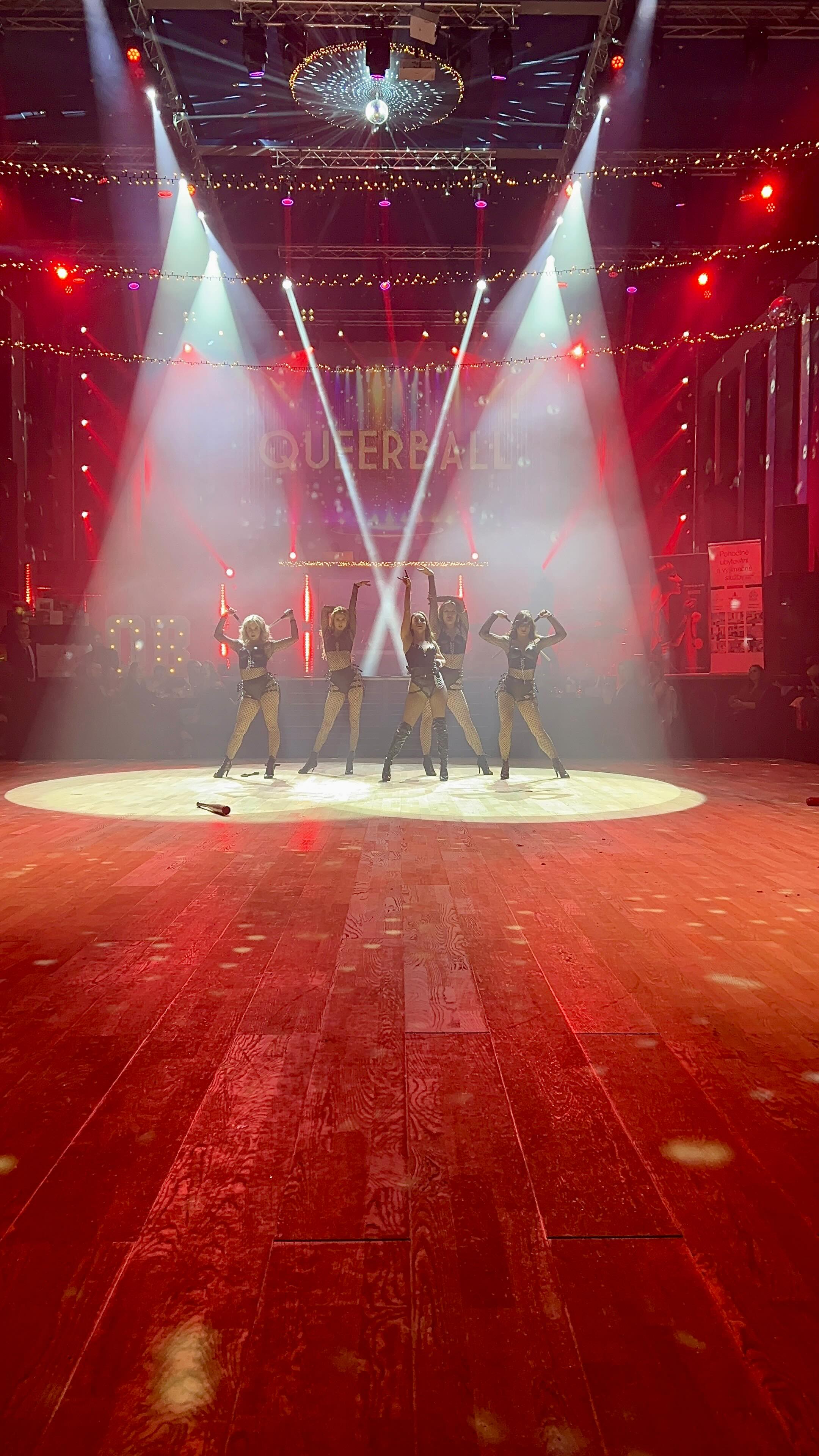 Děkujeme Brno ❣️
Zůstaneš nám v srdci 🫶🏽
Děkujeme ještě jednou @queerballcz ✨
Vidíme se v Praze už příští pátek ❤️🔥!
#vlog #vlogisek