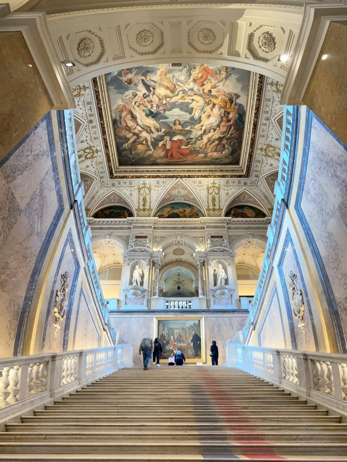 It’s hard to focus on the exhibits in the @vienna natural history museum, when the building is so stunning!