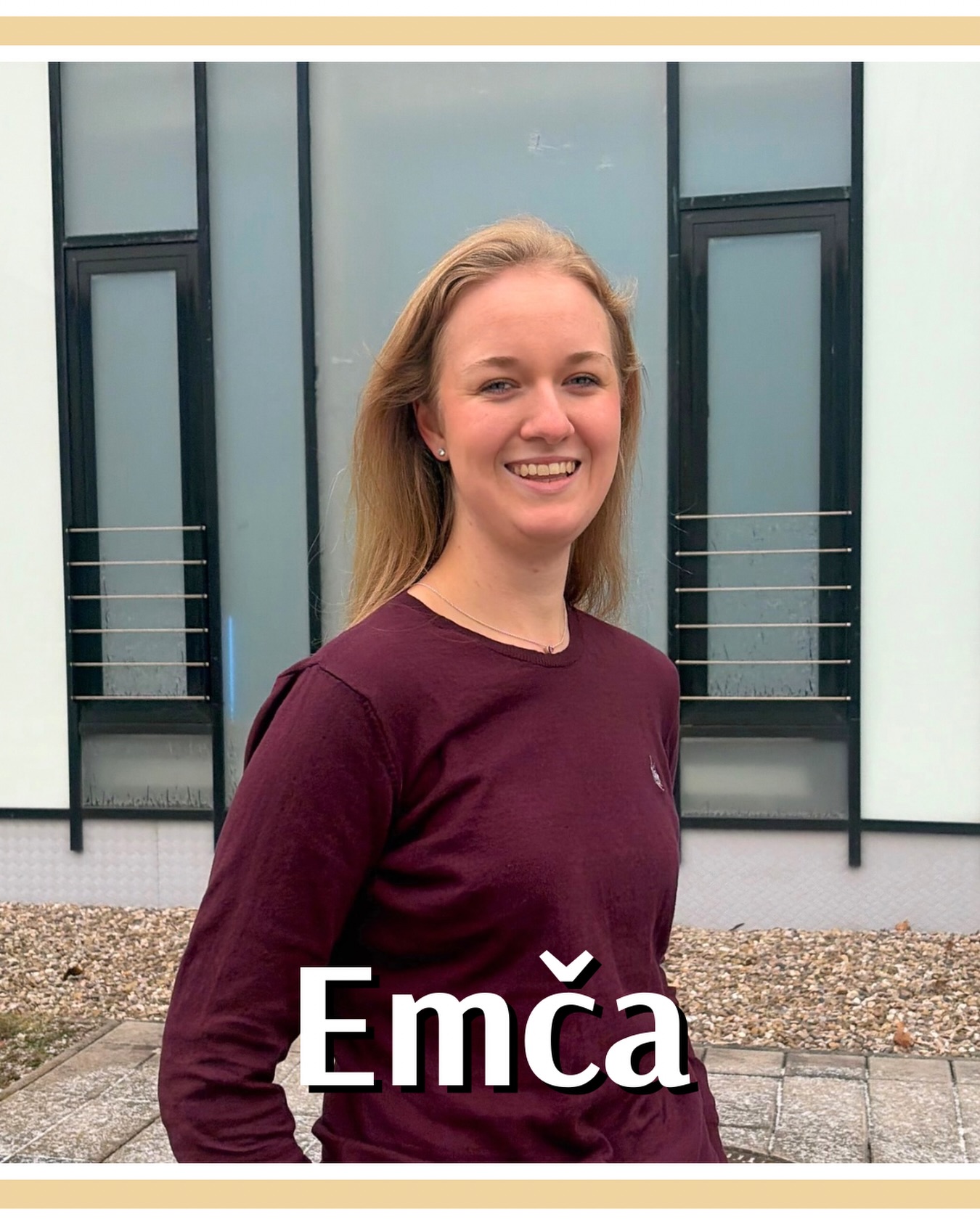 LPO
Ema Jánská
♊️🌅🌊🍉☕️
3. ročník
Jako Local Prophylaxis Officer mám na starosti pořádání preventivních akcí. Jednou z nich je například Ve zdravém Hradci zdravý zub. V období Vánoc pak pořádám dobročinné akce jako třeba Vánoční balíčky pro děti do dětských domovů.
Když zrovna nejsem ve škole, nejspíš mě najdeš s mojí spolubydlící, s kamarády nebo s rodinou. Baví mě cestovat a poznávat nová místa, ale i tady v Hradci ráda zkouším nový věci, jako třeba jógu se štěňátky nebo latinskoamerické tance. Mám ráda podcasty hudbu a festivaly, takže když dorazíš v dubnu na Majáles, tak se určitě potkáme!