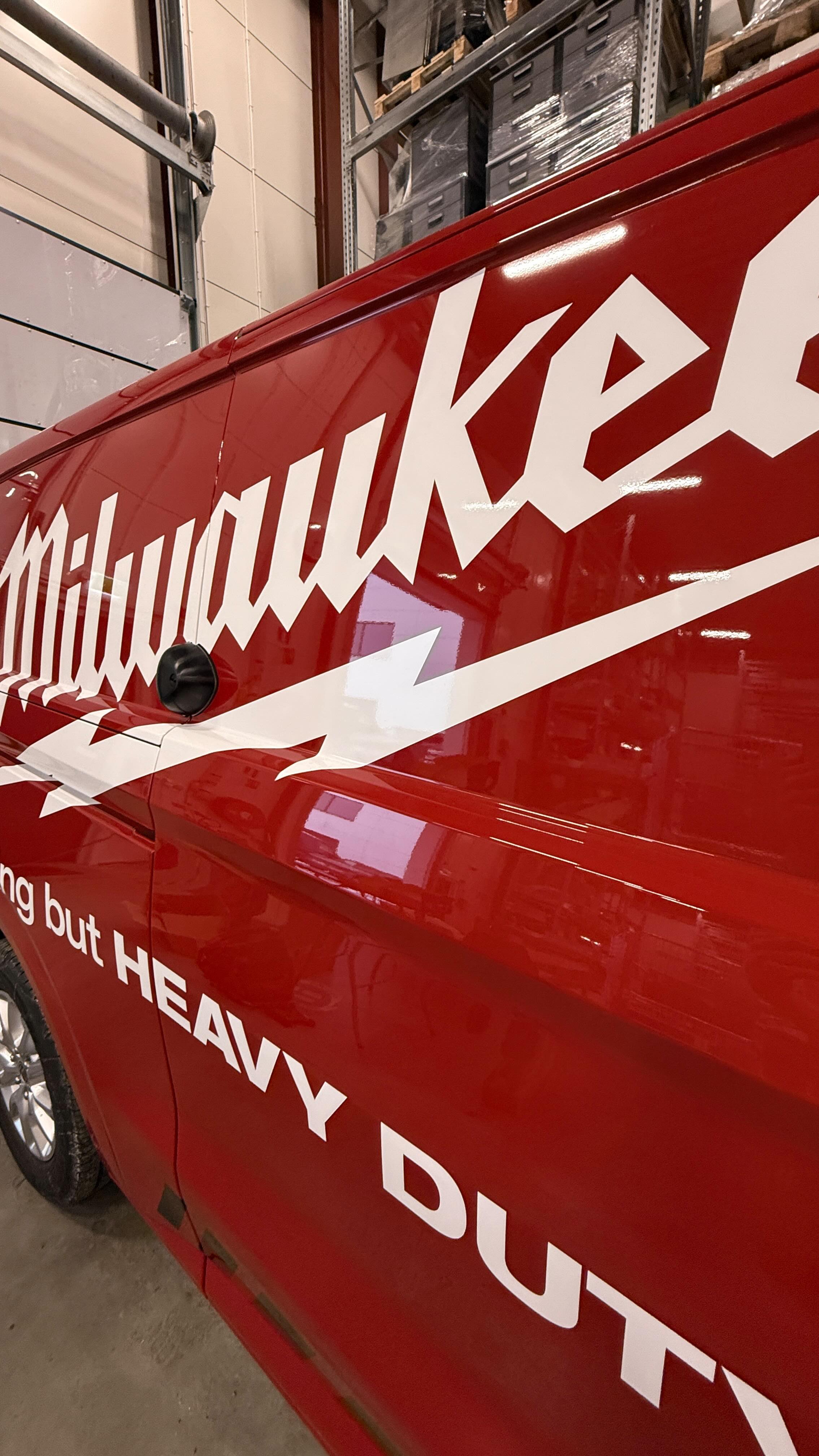 👏🏻👏🏻👏🏻
Nu installerar @modul_system_sverige verkstadsinredning i @milwaukeetoolse nya Volkswagen T7 & @knegetab installerar Blackstone lås 🔒
Sjukt snygga ju 😀
Blackstone lås // Ett självklart val 🙌🏻