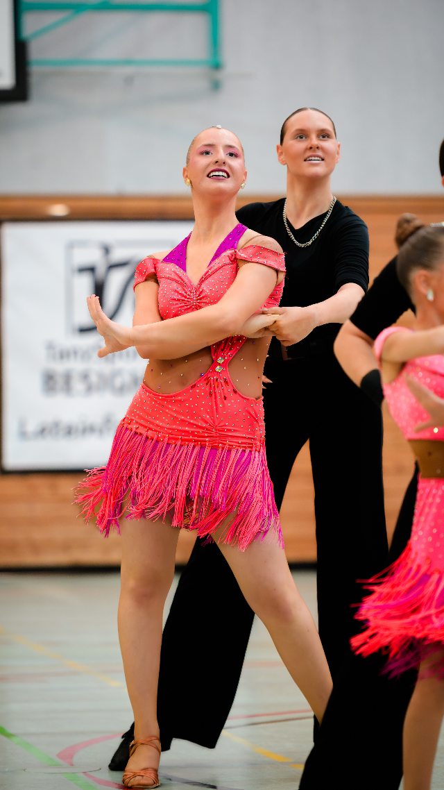 Unser C - Team in Besigheim🩷
Polina und Sonja hatten wieder ein paar Fragen an unsere Tänzer und Trainer.
#dance #turnier #latin #bietigheim #wunder