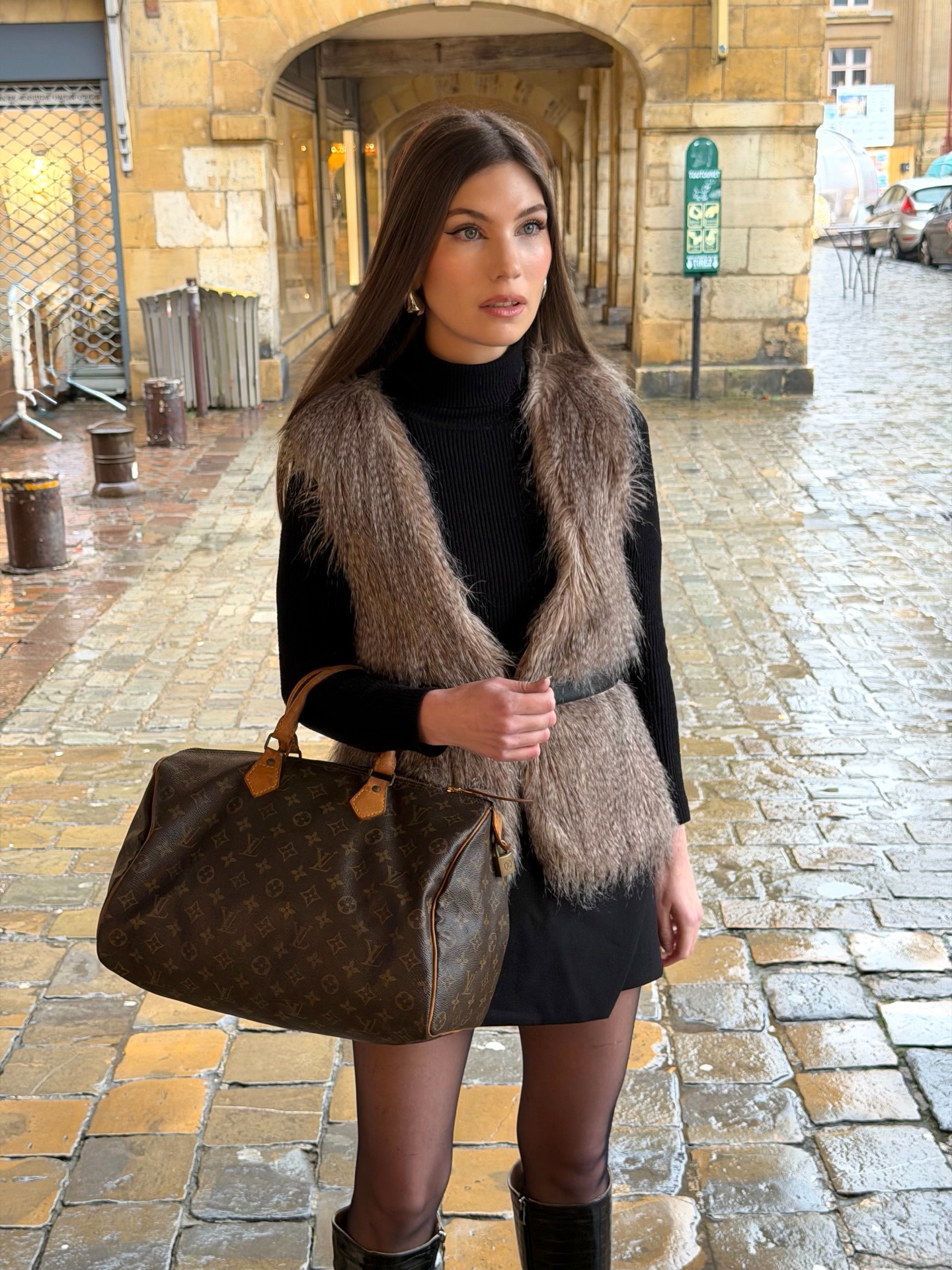 Icône intemporelle, le Speedy 35 traverse les décennies sans jamais perdre de son allure !
Une pièce vintage authentique, avec son ancien cadenas et une patine qui raconte son histoire.
Disponible dès maintenant sur notre site