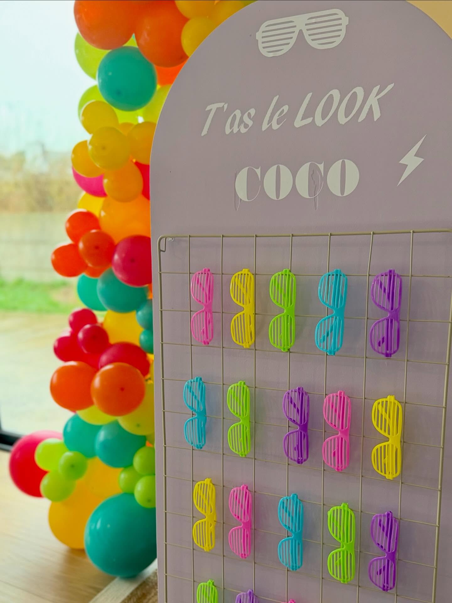 De la couleur, une boule à facettes et des lunettes pour danser sur les musiques des années 80 🪩🕺🏼.
Après avoir chanté et bougé toute la nuit sur les musiques disco, les invités sont repartis avec une paire de lunettes colorées en souvenir 🎤
#decorationevenementielle #annees80 #disco #decoration #jalmaevent