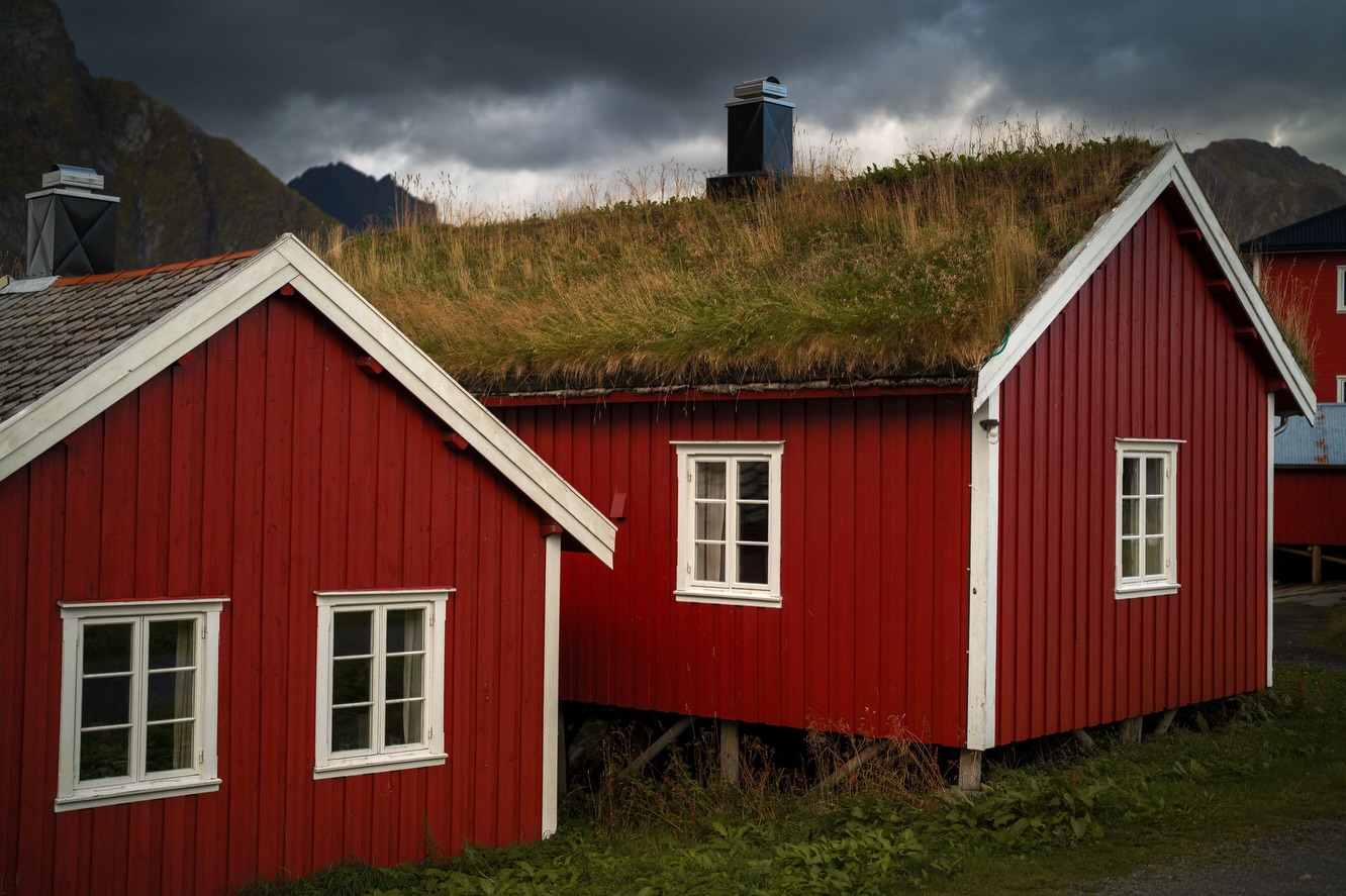 I’ve just published „Lofoten – Part I“ of my last year’s road trip through Swedish Lapland and Norway.
After taking the ferry from Gryllefjord on Senja across Andfjorden, the landscape changed immediately. Lofoten feels compressed and vertical, with peaks rising directly from the sea. Our first days were spent between Uttakleiv and Haukland, studying light, coastal architecture, and simply slowing down. Driving through Hamnøy and Reine for the first time was a reminder that even iconic places can feel entirely new when experienced in person.
You can read the full post here:
Link in Bio!