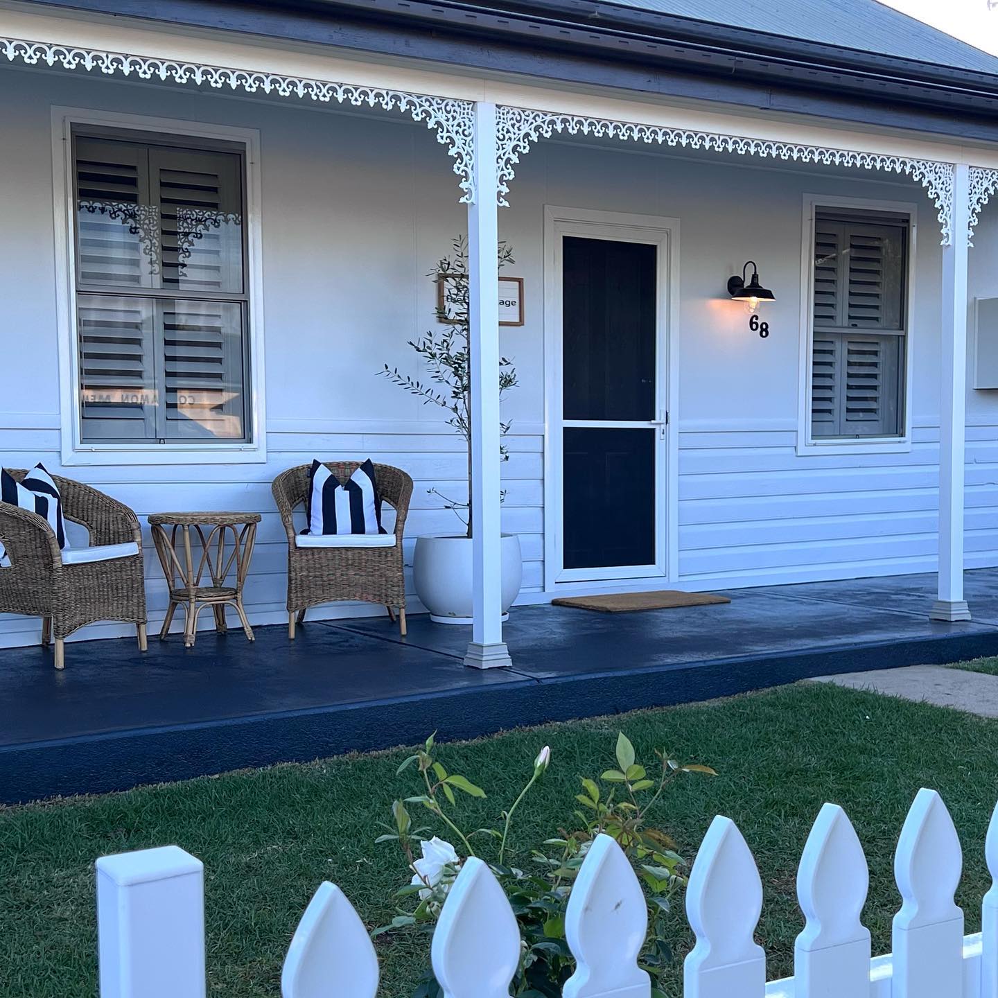 Located in the heart of Coolamon, The Q Cottage is a two minute walk to the beautiful Main Street, with a wonderful selection of coffee shops, cafes and gift stores. There is so much to enjoy about our beautiful town and the surrounding areas, and we are sure you will love it as much as we do.