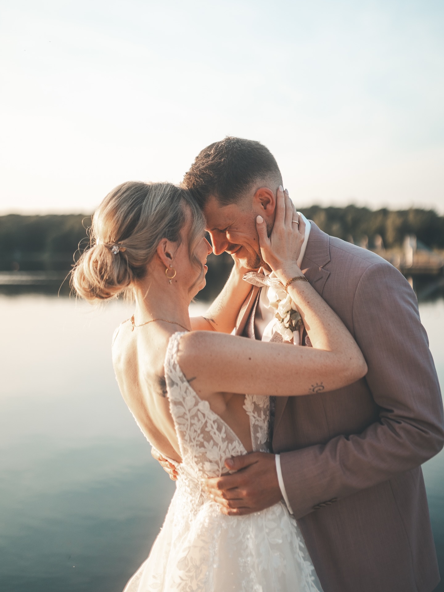 Goldenes Licht.
Wasser, das alles still wirken lässt.
Und zwei Menschen, die kurz vergessen, dass sie gerade heiraten – weil sie einfach miteinander sind.
Genau dafür liebe ich das Shooting am Abend.
Keine Show. Kein großes Kino. Nur Nähe, Wärme und dieser eine Moment, der sich echt anfühlt.
Zeitlose Hochzeitsfotos entstehen nicht durch perfekte Posen,
sondern durch Vertrauen und echtes Lachen.
#hochzeitsfotografie #brautpaarshooting #goldenhour #authentischehochzeit #weddingmoments