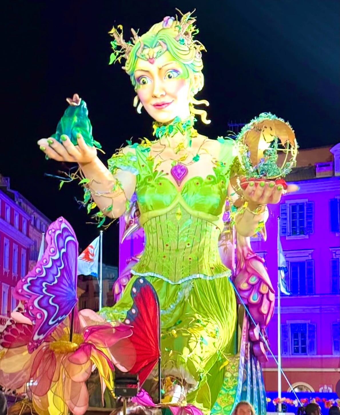 Carnaval de Nice…viva le Reine! #nicefrance #nicecotedazur #cotedazurfrance #travelbloggers #retireandtravel