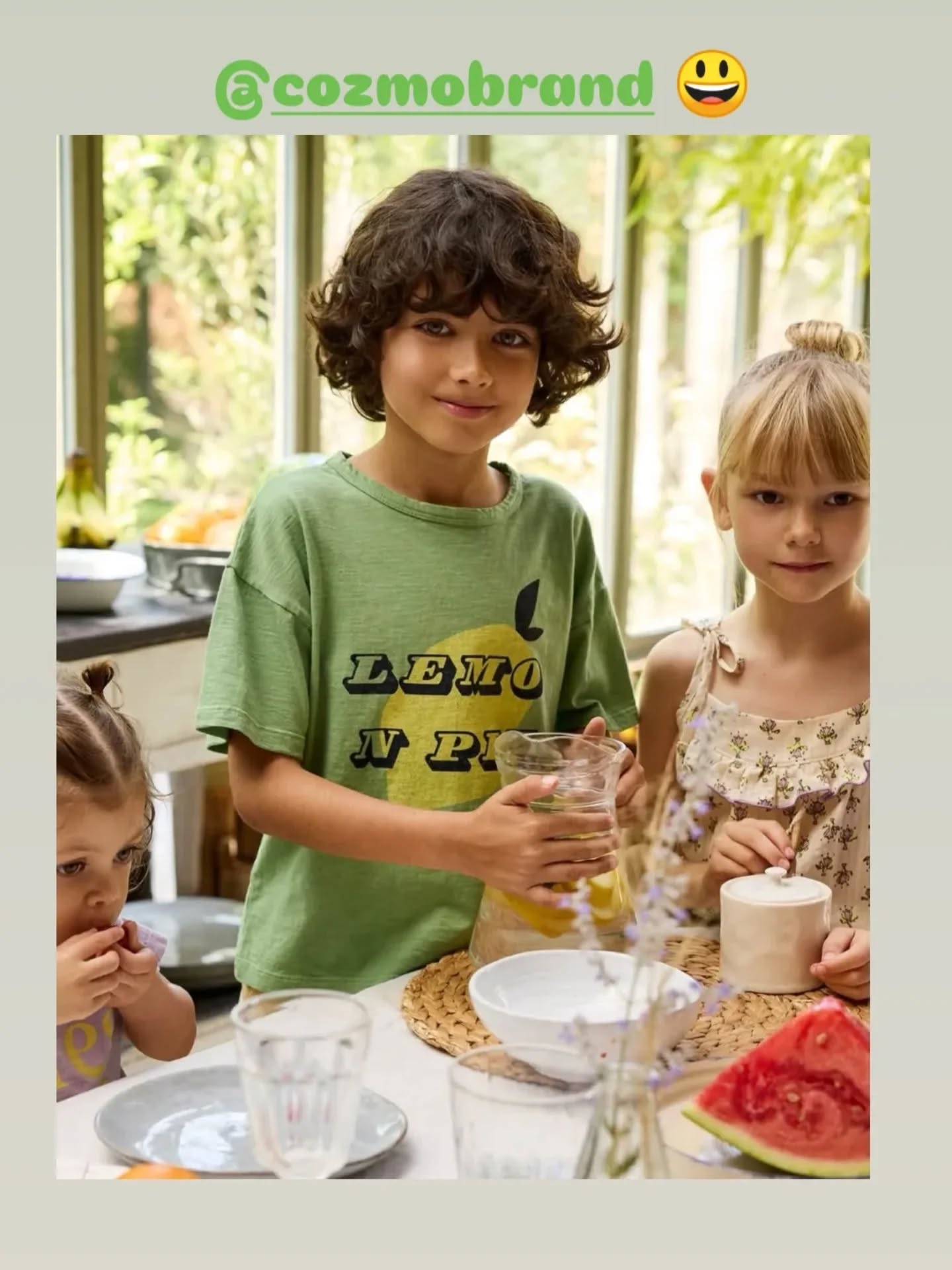 🇪🇸 Cozmo – Spanische Kindermode mit Herz
Zarte Stoffe, natürliche Farben und zeitloses Design – die Kollektionen von Cozmo bringen mediterranes Lebensgefühl in die Garderobe unserer Kleinsten. ☀️
Ob luftige Musselin-Kleider, weiche Baumwoll-Sets oder gemütliche Cardigans – jedes Teil vereint Komfort & Stil.
🌿 Natürliche Materialien
👶 Sanft zur Kinderhaut
✨ Zeitlos & hochwertig
🇪🇸 Designed in Spanien
Für kleine Entdecker mit großem Stil.
#Cozmo #SpanischeKindermode #Kinderkleidung #SlowFashionKids #MediterranerStyle KidsFashion